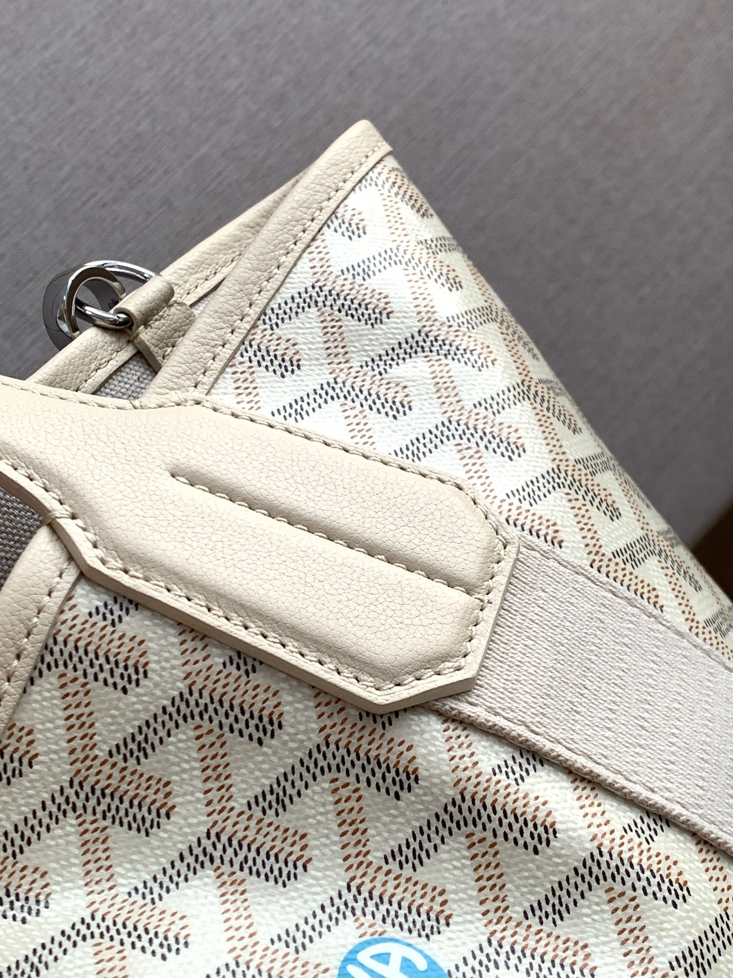 Goyard 限量版Belharra 小号包采用了 Goyardine 帆布的全新颜色：沙石色