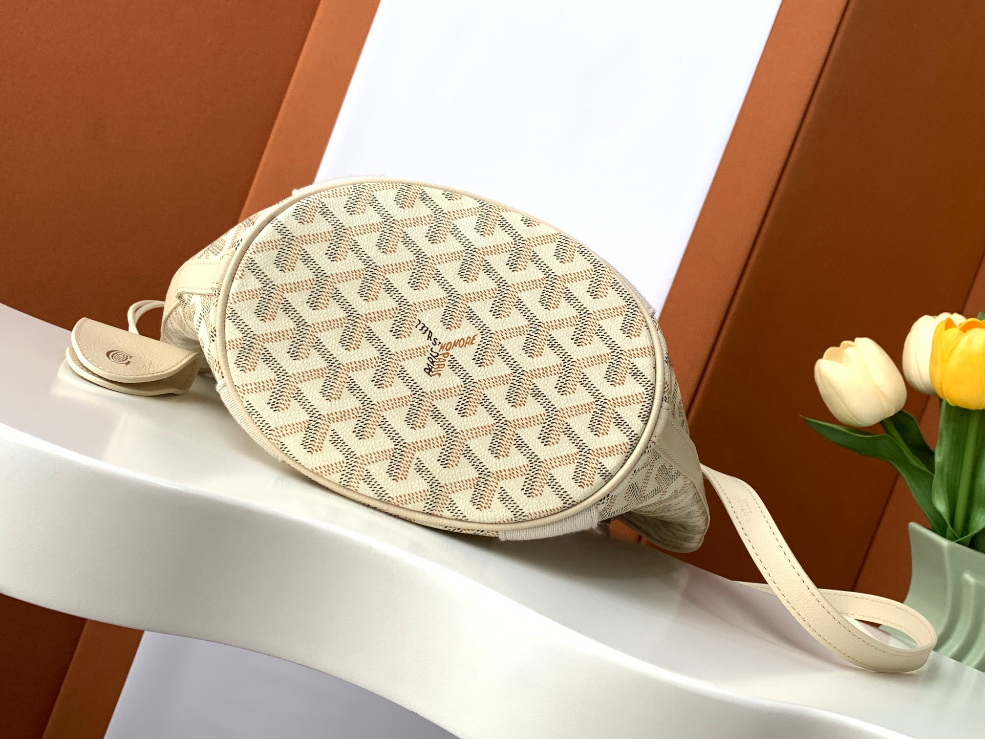 Goyard 限量版Belharra 小号包采用了 Goyardine 帆布的全新颜色：沙石色