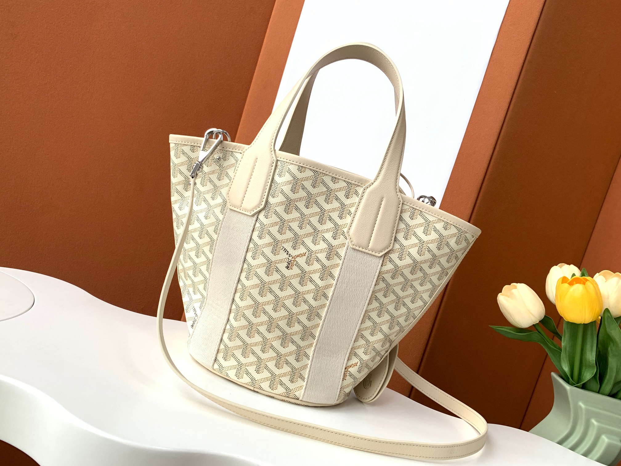 Goyard 限量版Belharra 小号包采用了 Goyardine 帆布的全新颜色：沙石色