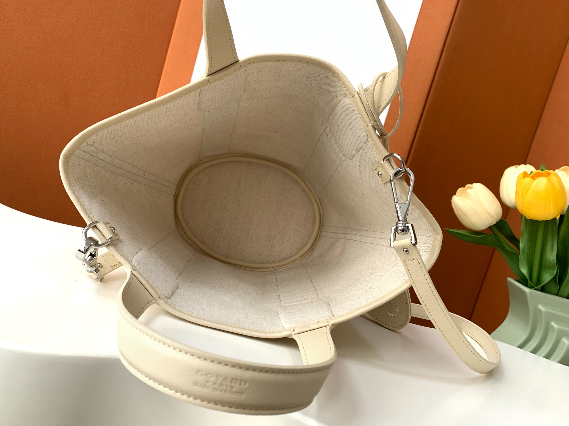 Goyard 限量版Belharra 小号包采用了 Goyardine 帆布的全新颜色：沙石色