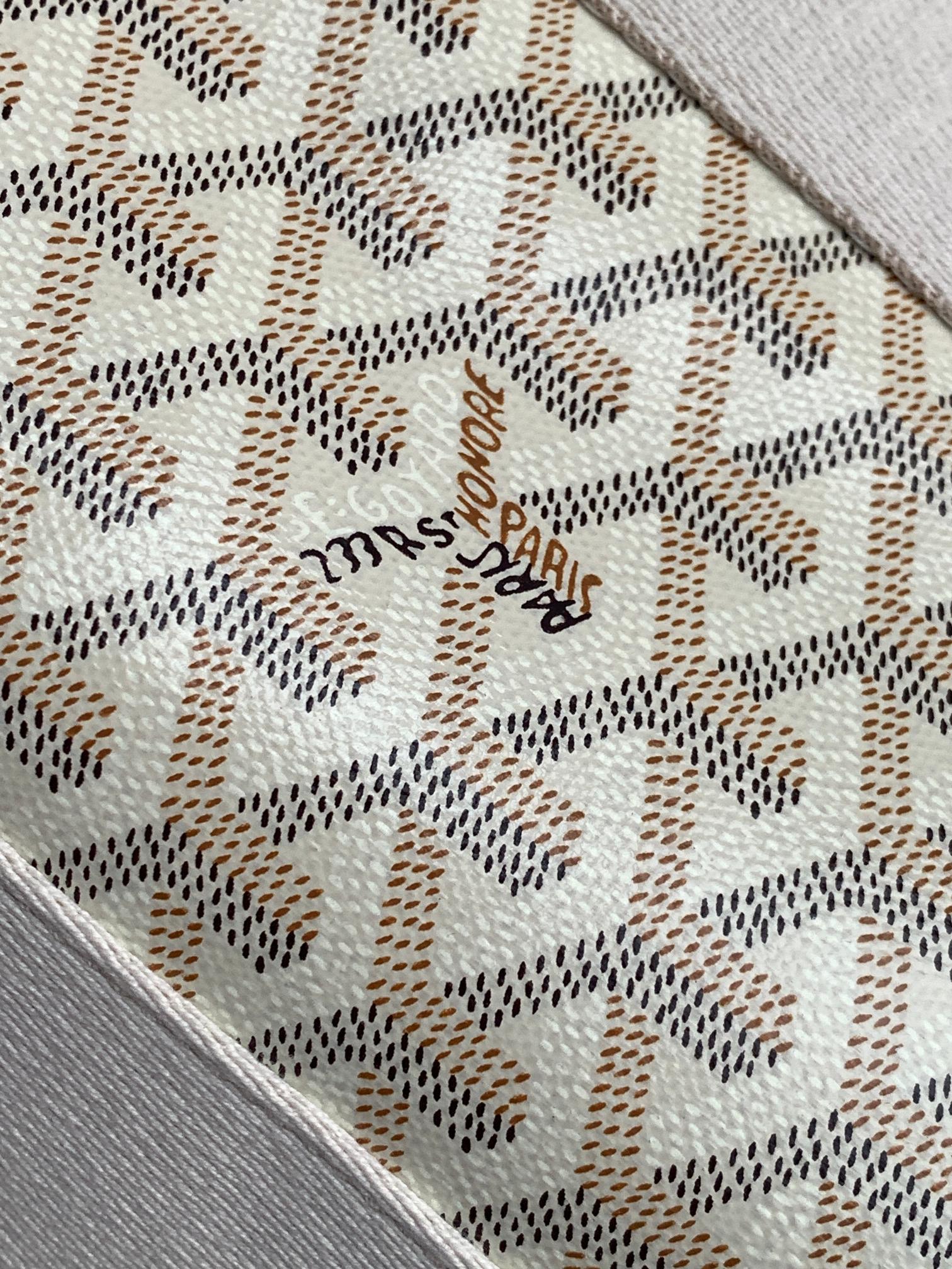 Goyard 限量版Belharra 小号包采用了 Goyardine 帆布的全新颜色：沙石色