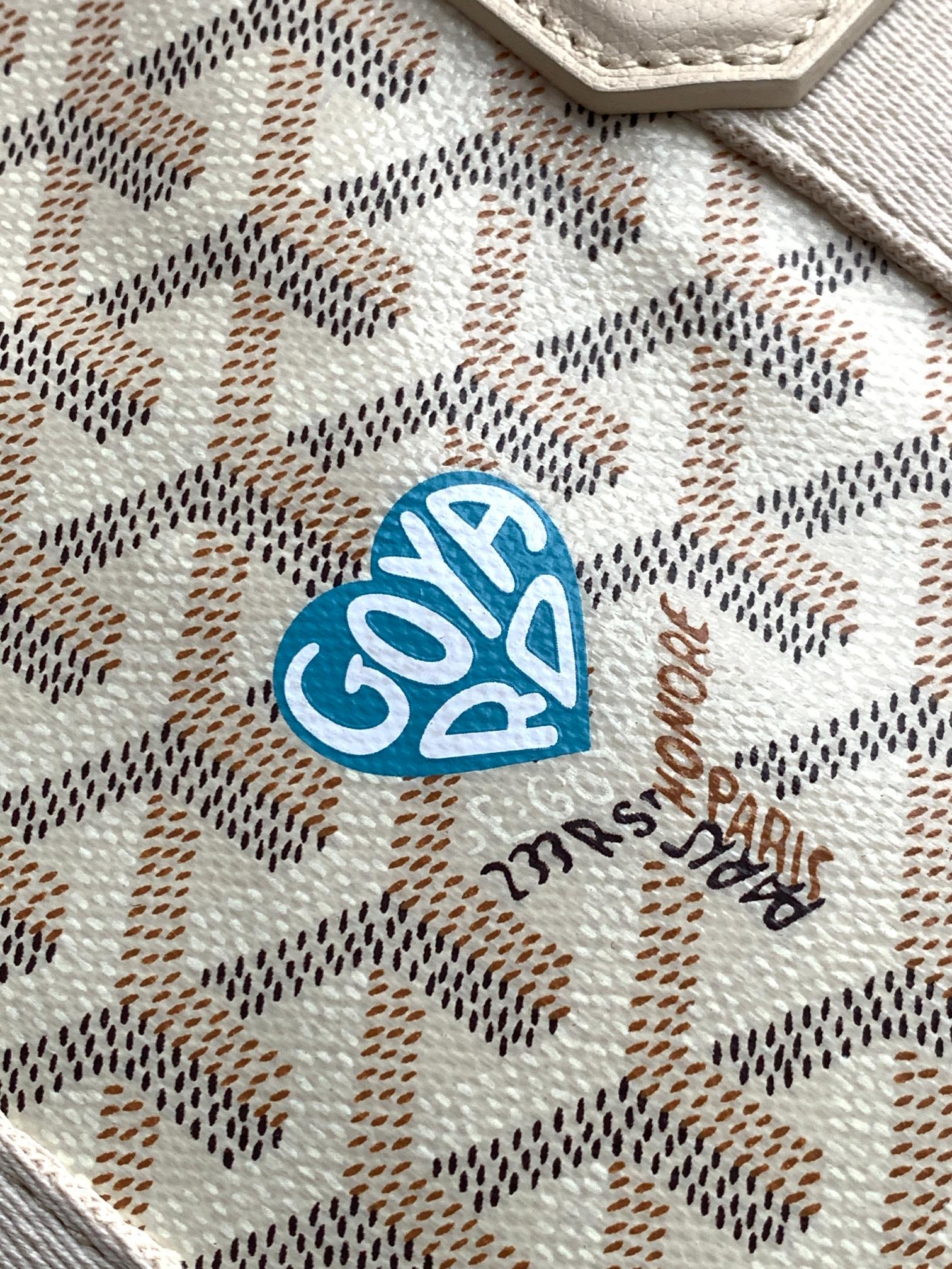 Goyard 限量版Belharra 小号包采用了 Goyardine 帆布的全新颜色：沙石色