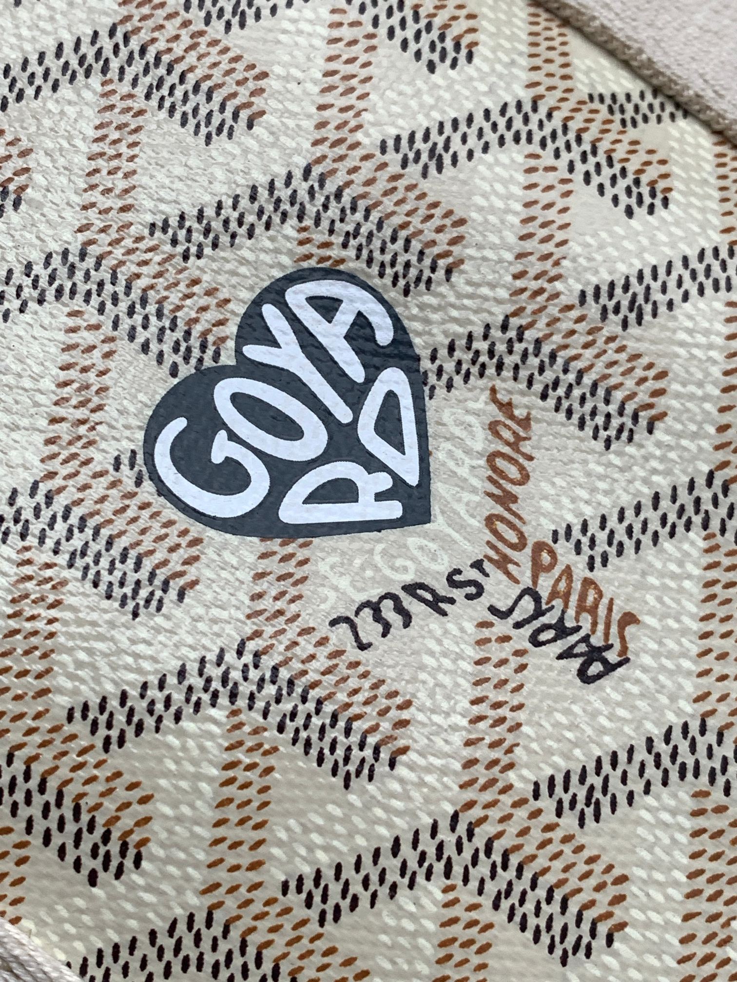 Goyard 限量版Belharra 小号包采用了 Goyardine 帆布的全新颜色：沙石色