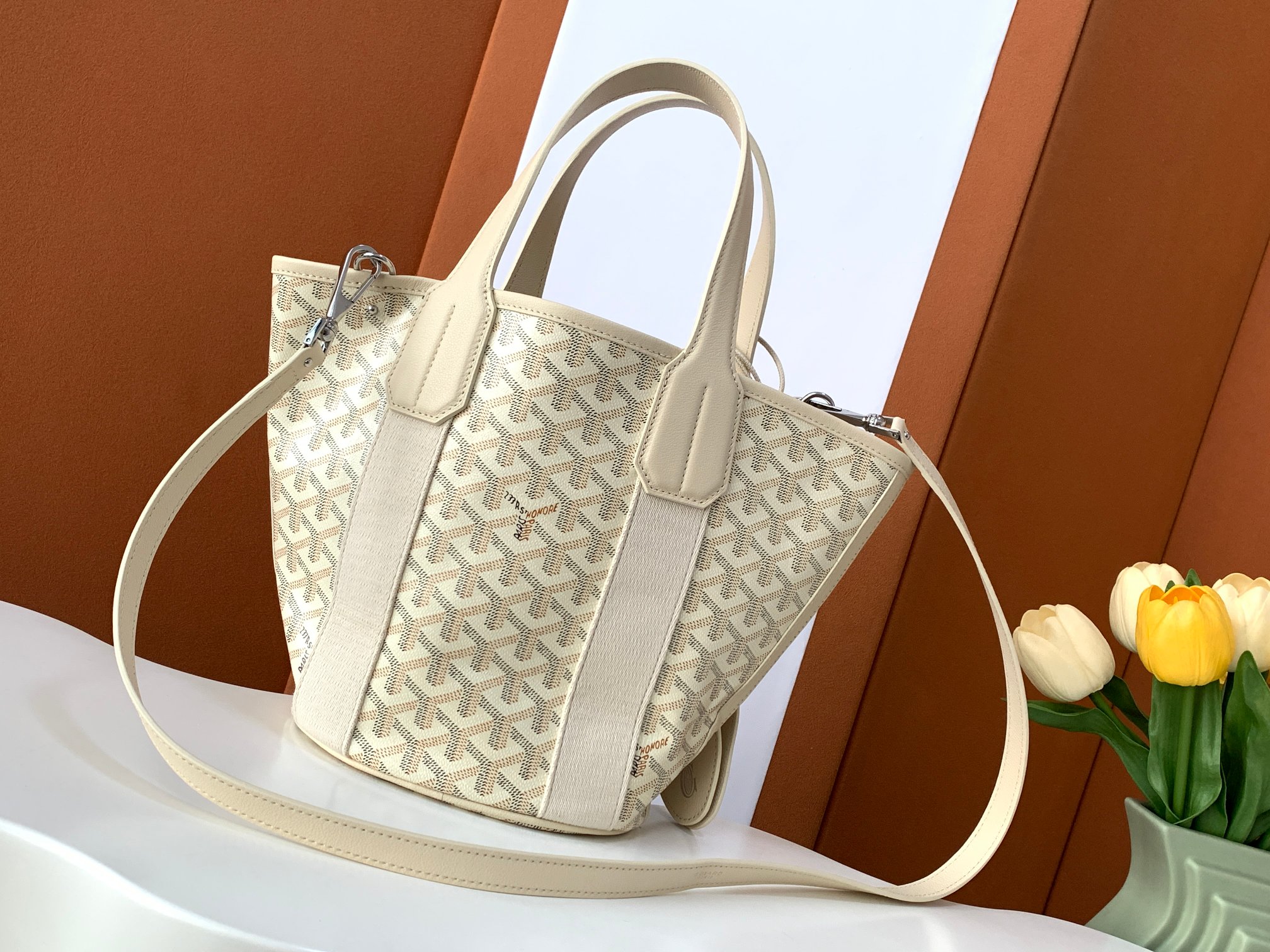 Goyard 限量版Belharra 小号包采用了 Goyardine 帆布的全新颜色：沙石色
