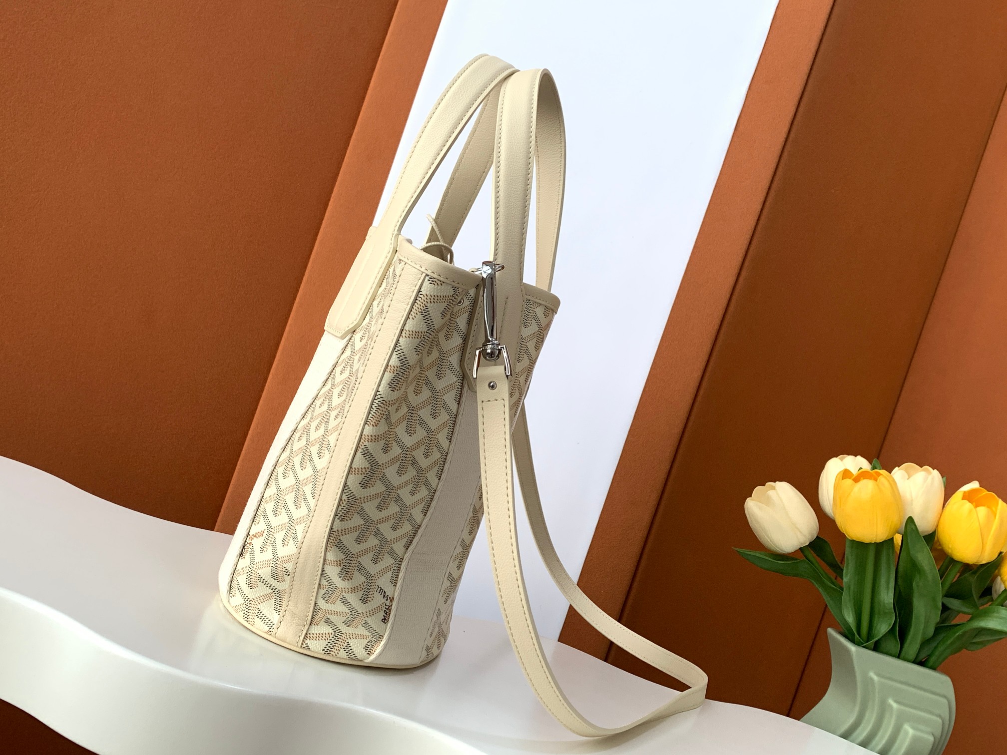 Goyard 限量版Belharra 小号包采用了 Goyardine 帆布的全新颜色：沙石色