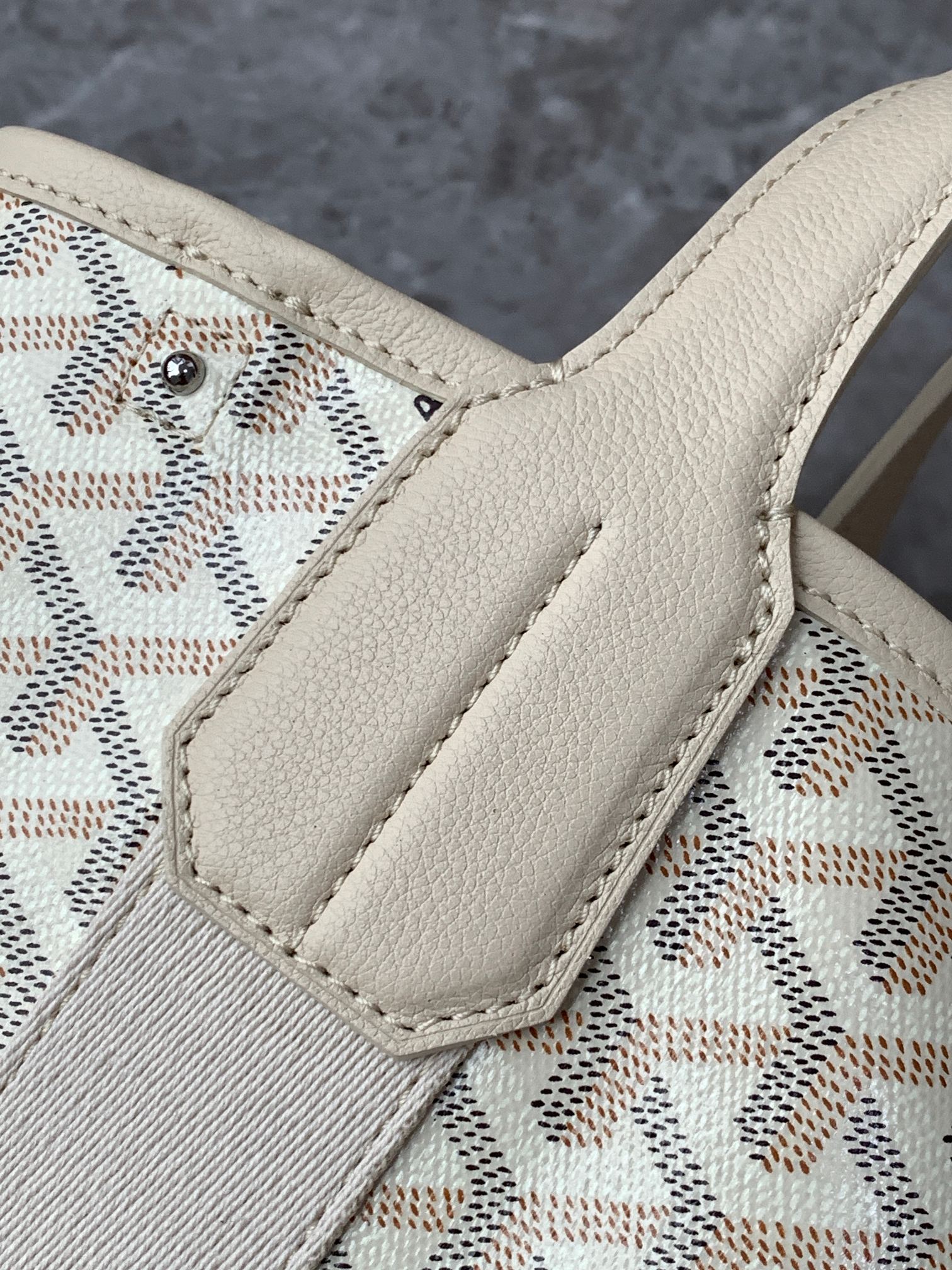 Goyard 限量版Belharra 小号包采用了 Goyardine 帆布的全新颜色：沙石色