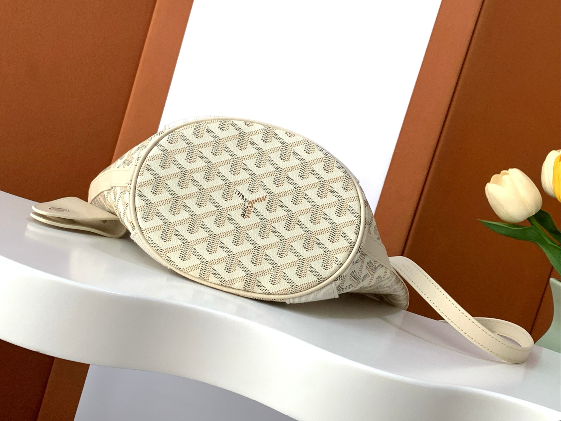 Goyard 限量版Belharra 小号包采用了 Goyardine 帆布的全新颜色：沙石色