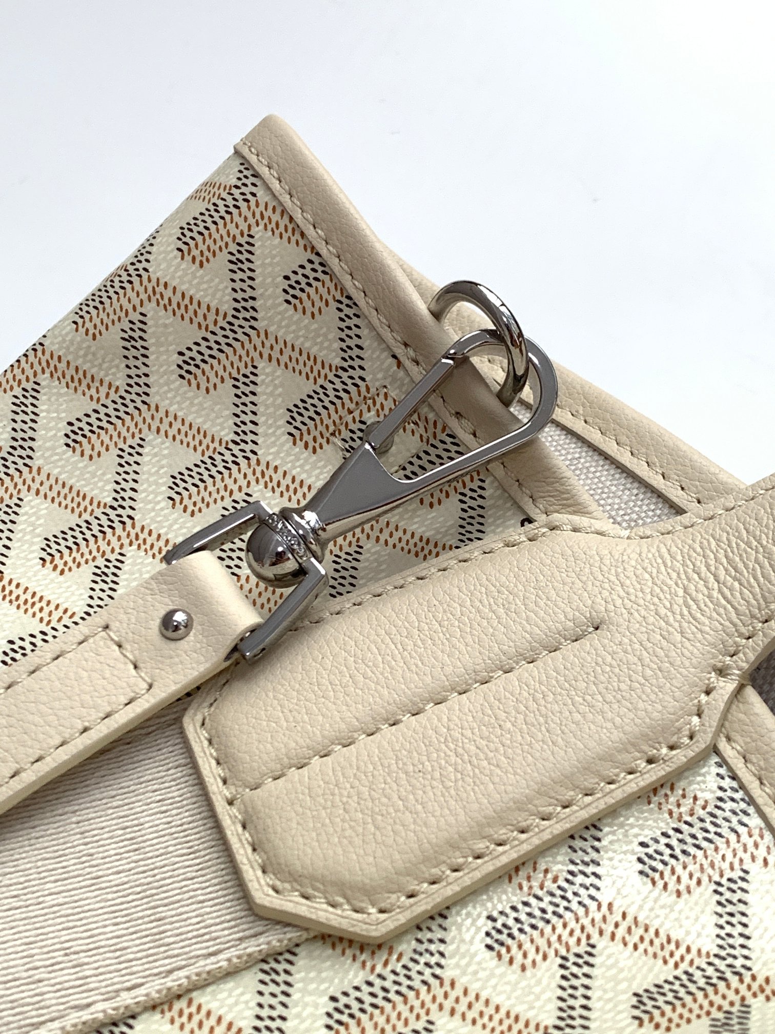 Goyard 限量版Belharra 小号包采用了 Goyardine 帆布的全新颜色：沙石色