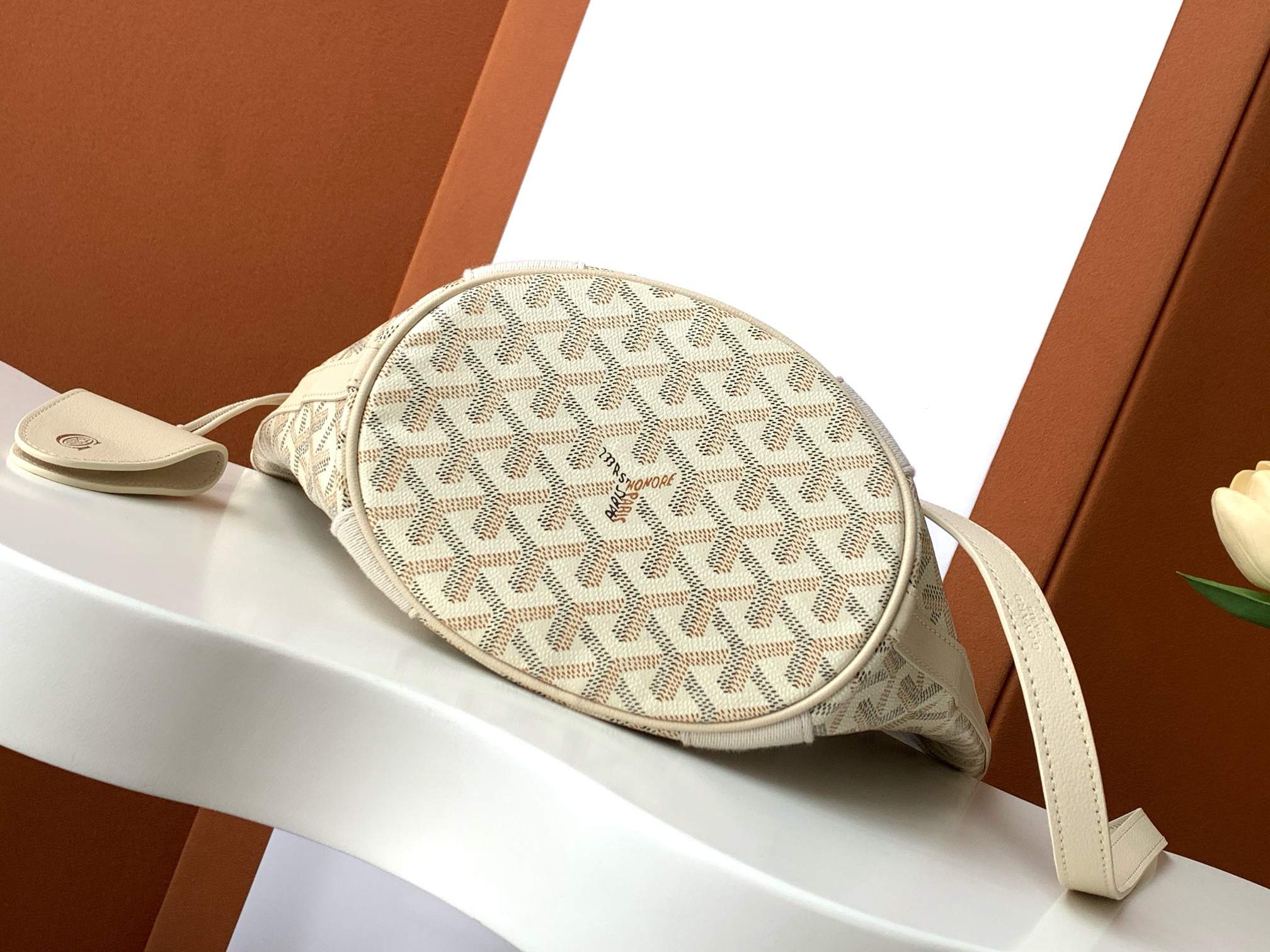 Goyard 限量版Belharra 小号包采用了 Goyardine 帆布的全新颜色：沙石色