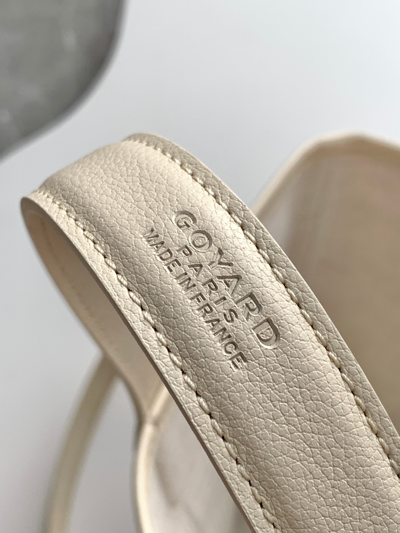 Goyard 限量版Belharra 小号包采用了 Goyardine 帆布的全新颜色：沙石色
