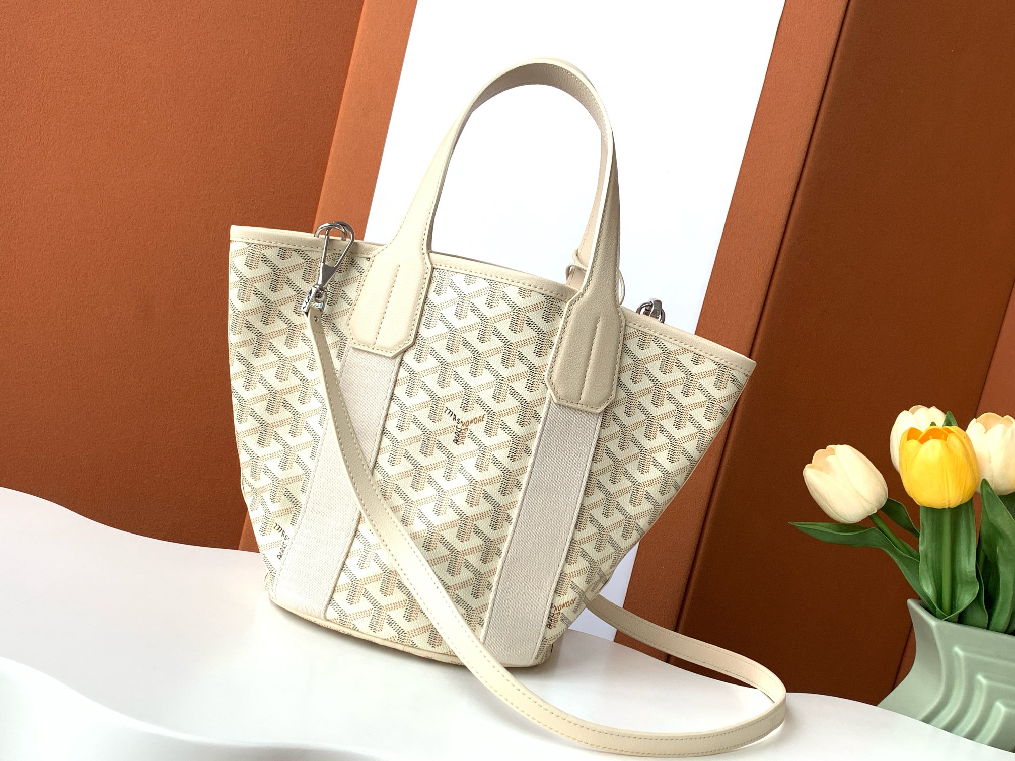Goyard 限量版Belharra 小号包采用了 Goyardine 帆布的全新颜色：沙石色