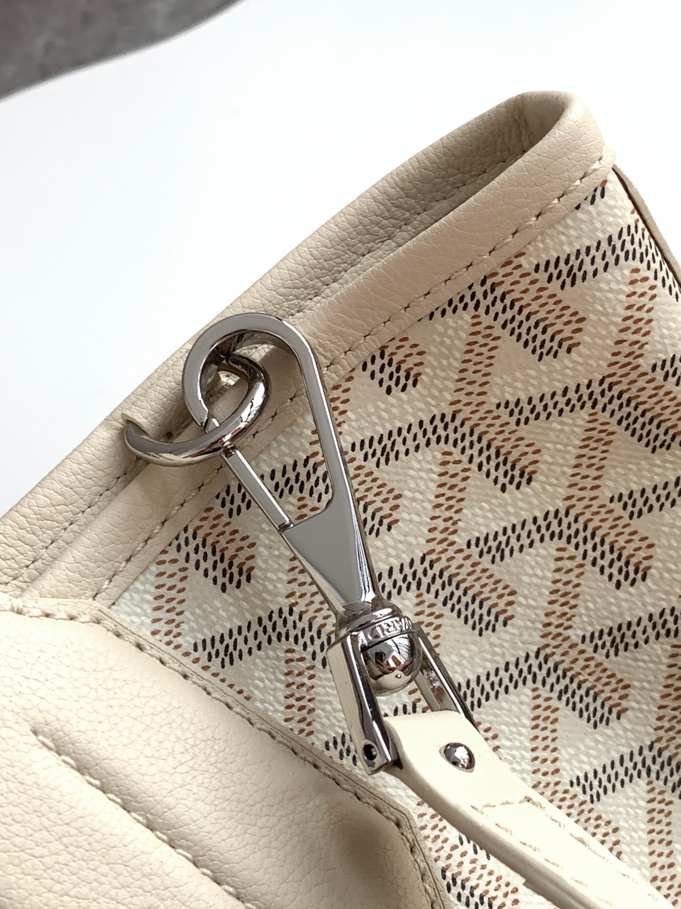 Goyard 限量版Belharra 小号包采用了 Goyardine 帆布的全新颜色：沙石色