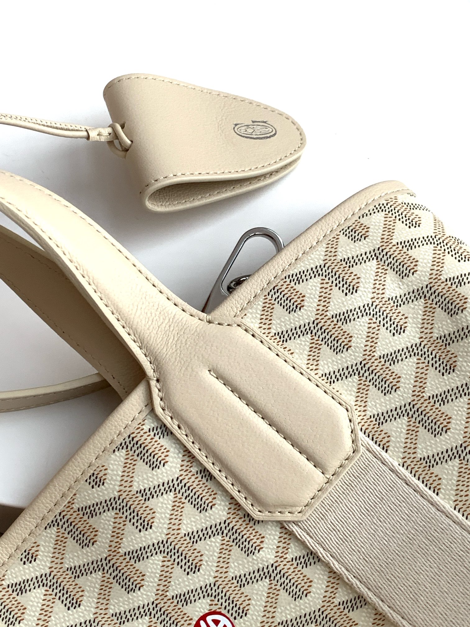 Goyard 限量版Belharra 小号包采用了 Goyardine 帆布的全新颜色：沙石色