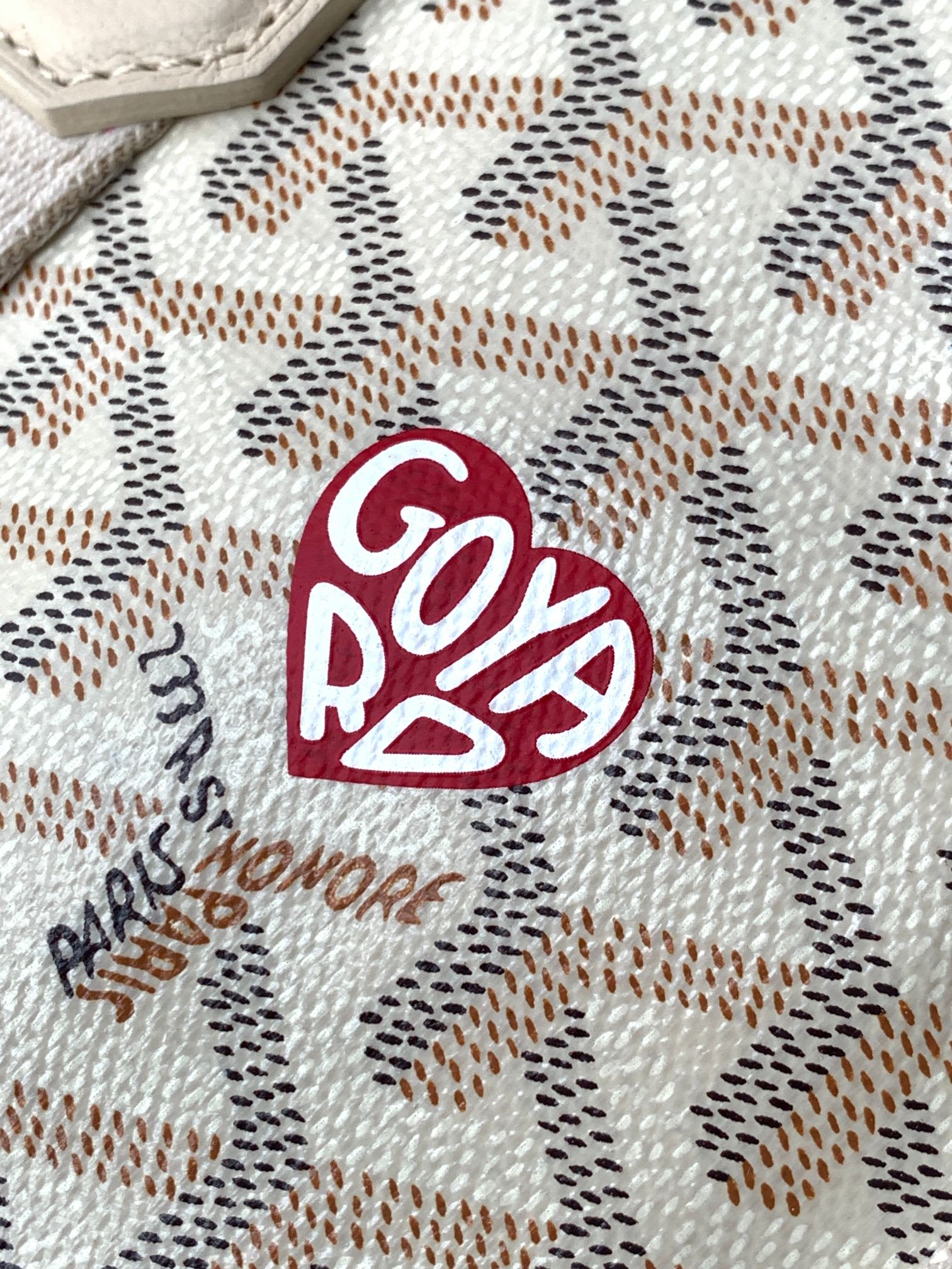 Goyard 限量版Belharra 小号包采用了 Goyardine 帆布的全新颜色：沙石色