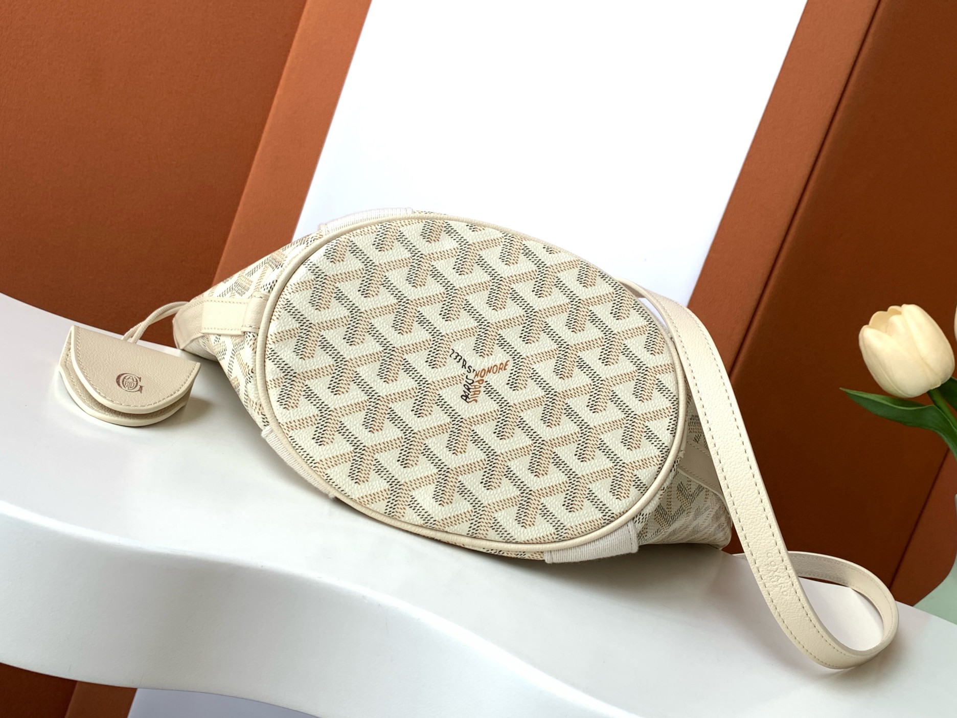 Goyard 限量版Belharra 小号包采用了 Goyardine 帆布的全新颜色：沙石色