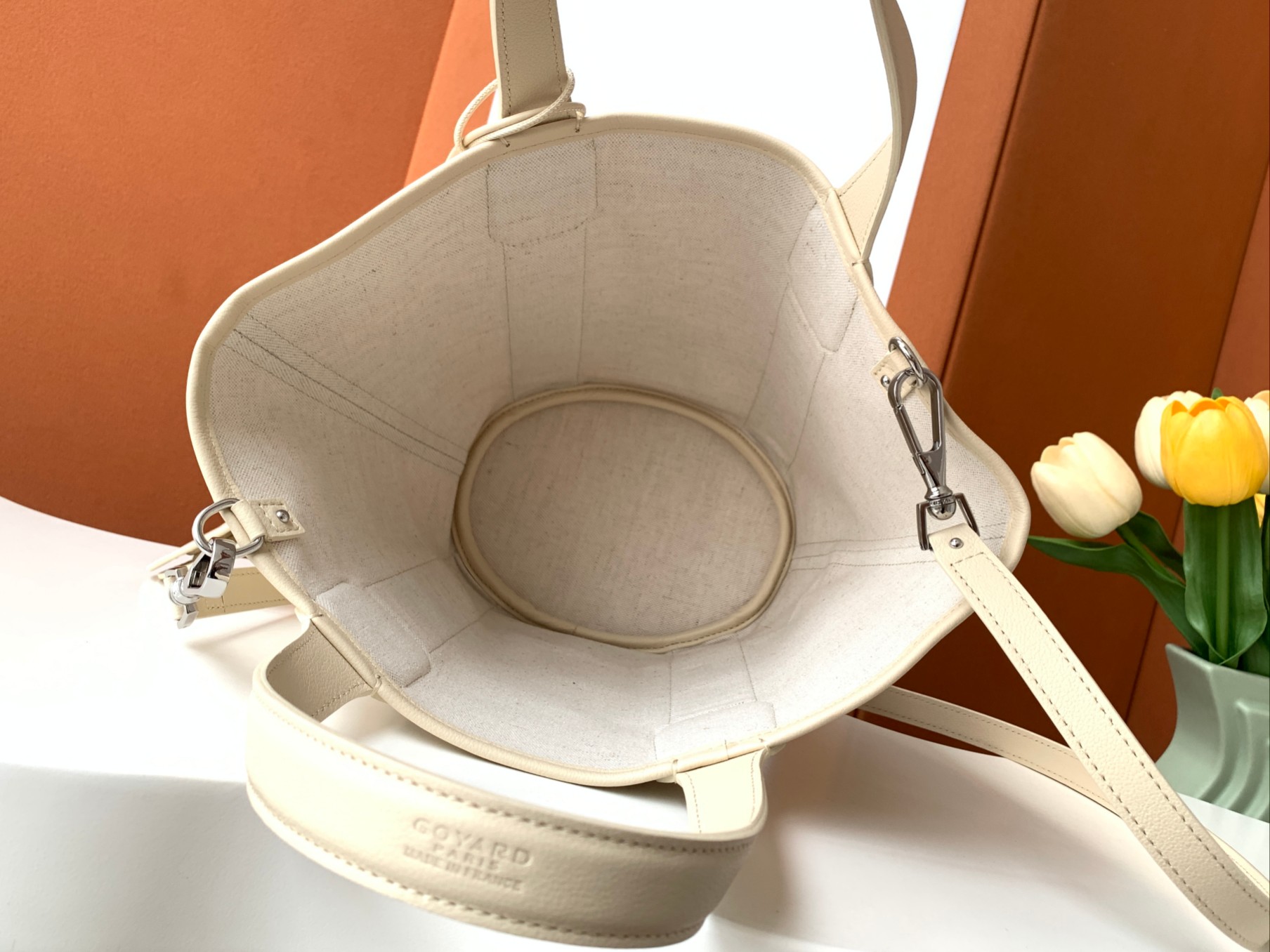 Goyard 限量版Belharra 小号包采用了 Goyardine 帆布的全新颜色：沙石色