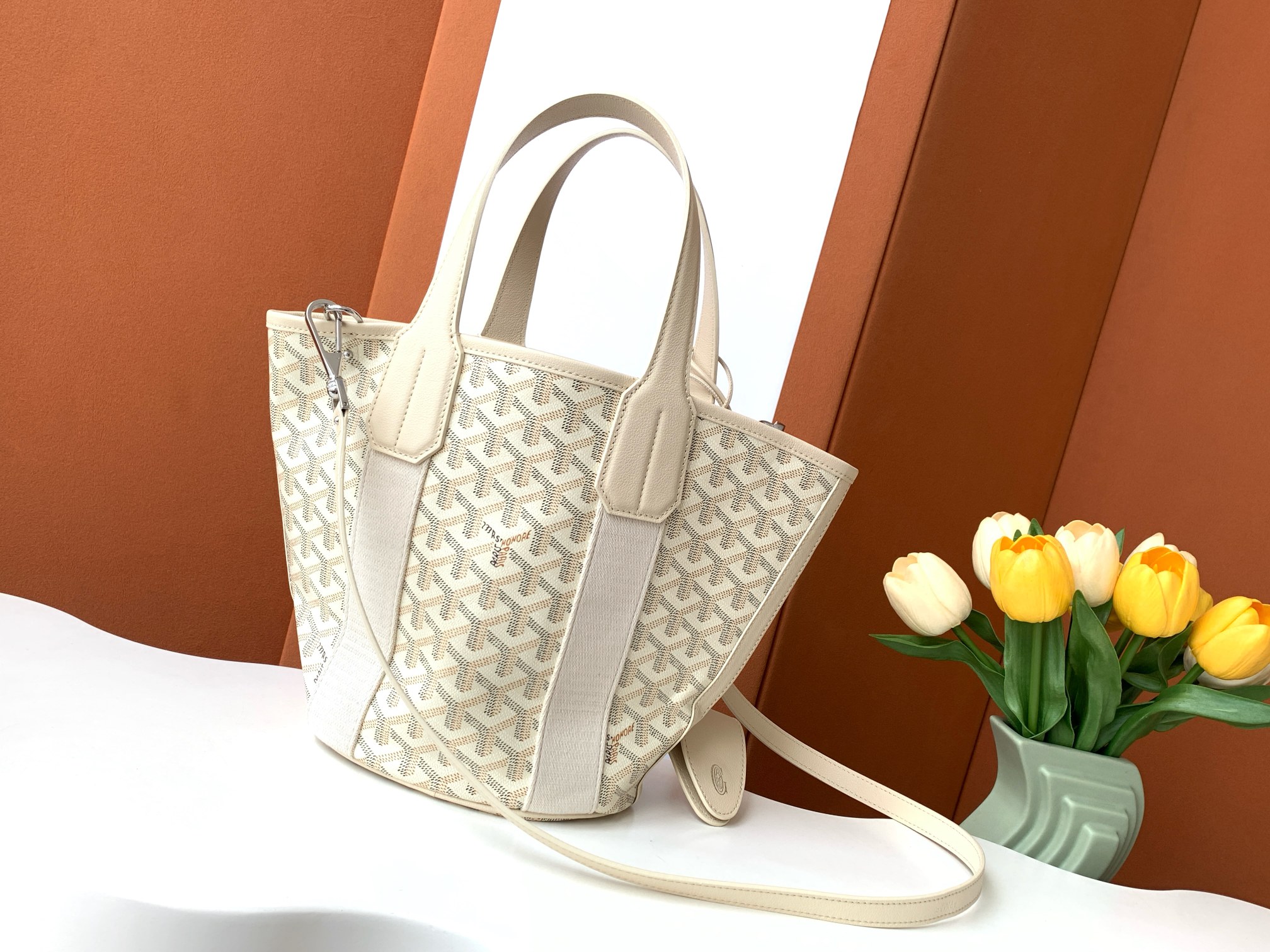 Goyard 限量版Belharra 小号包采用了 Goyardine 帆布的全新颜色：沙石色