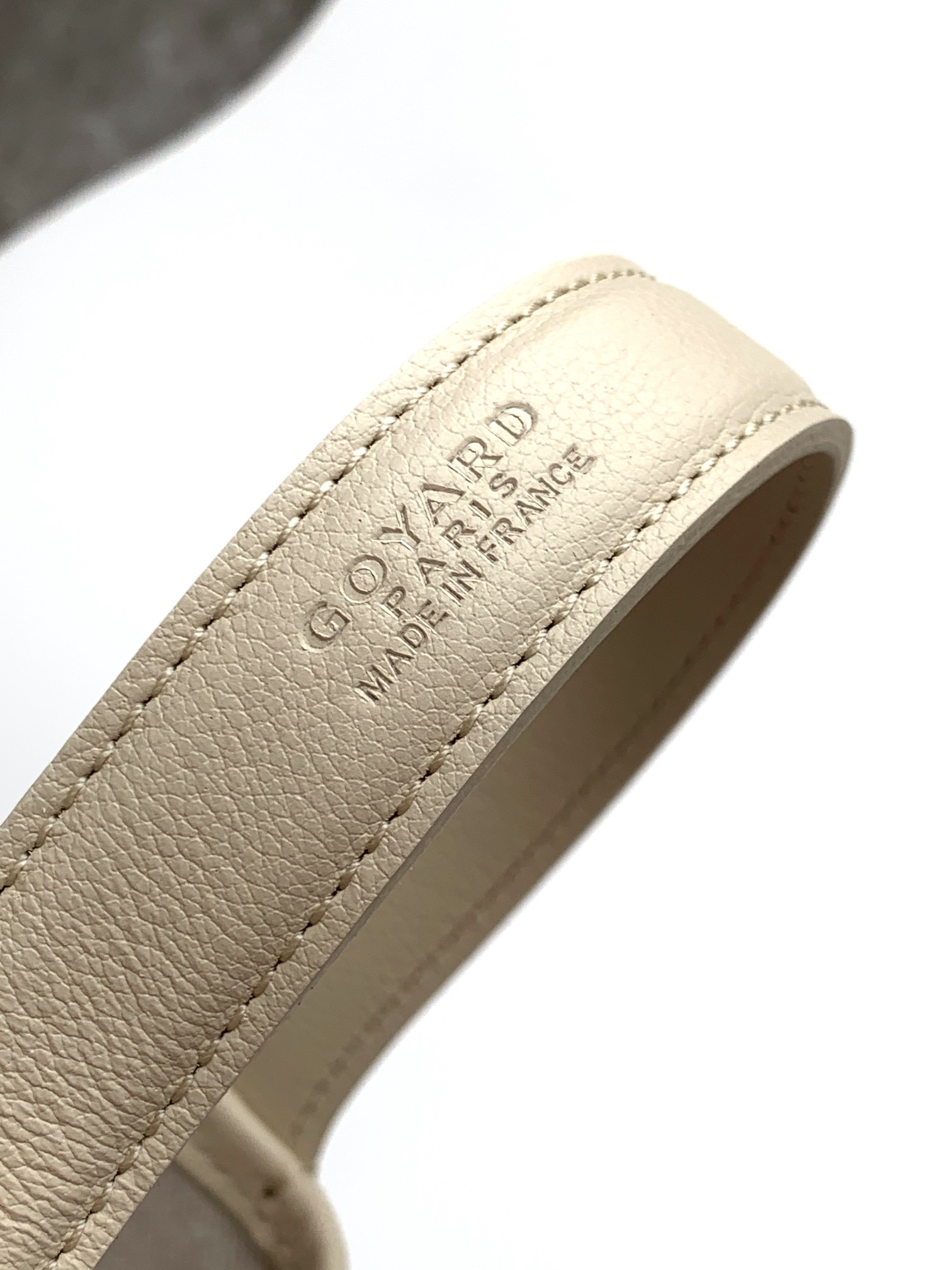 Goyard 限量版Belharra 小号包采用了 Goyardine 帆布的全新颜色：沙石色