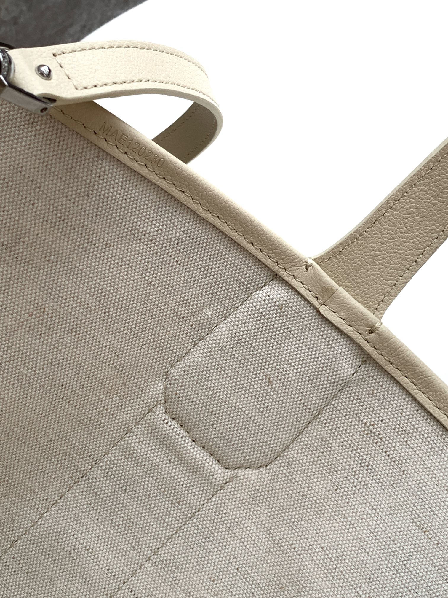 Goyard 限量版Belharra 小号包采用了 Goyardine 帆布的全新颜色：沙石色