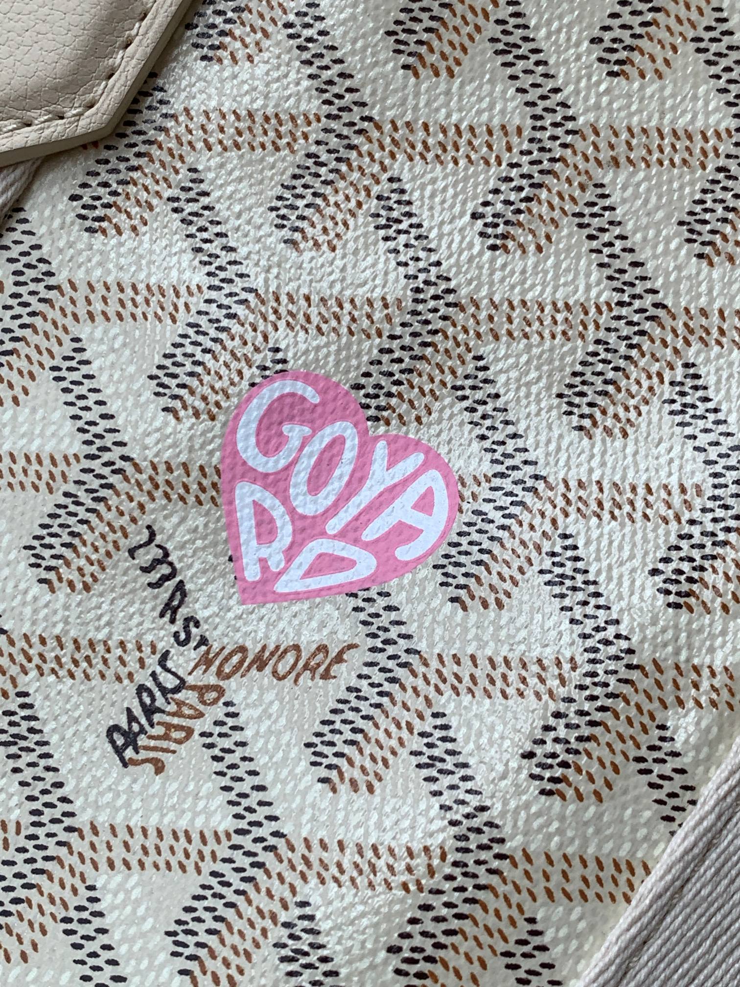Goyard 限量版Belharra 小号包采用了 Goyardine 帆布的全新颜色：沙石色