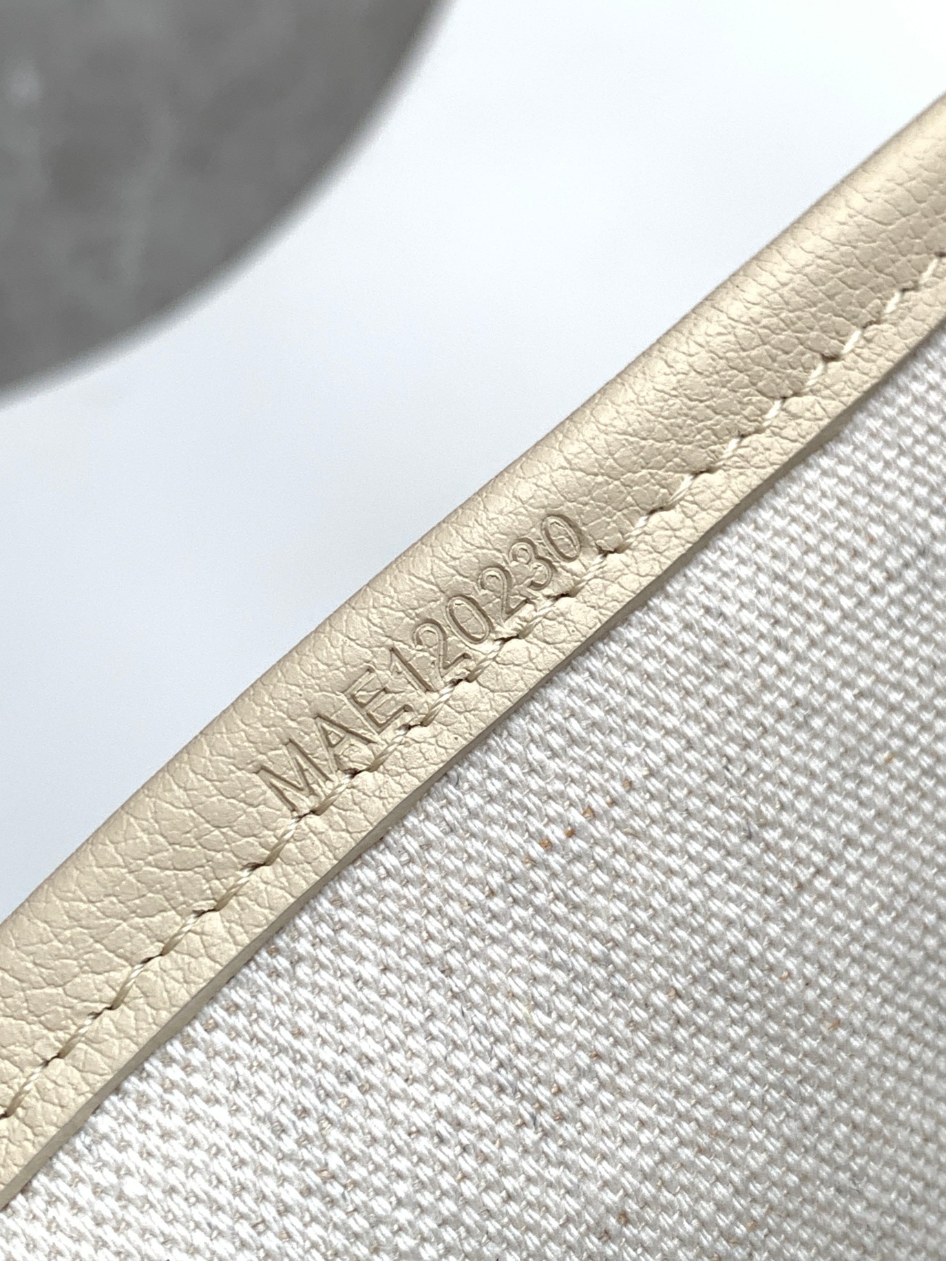Goyard 限量版Belharra 小号包采用了 Goyardine 帆布的全新颜色：沙石色