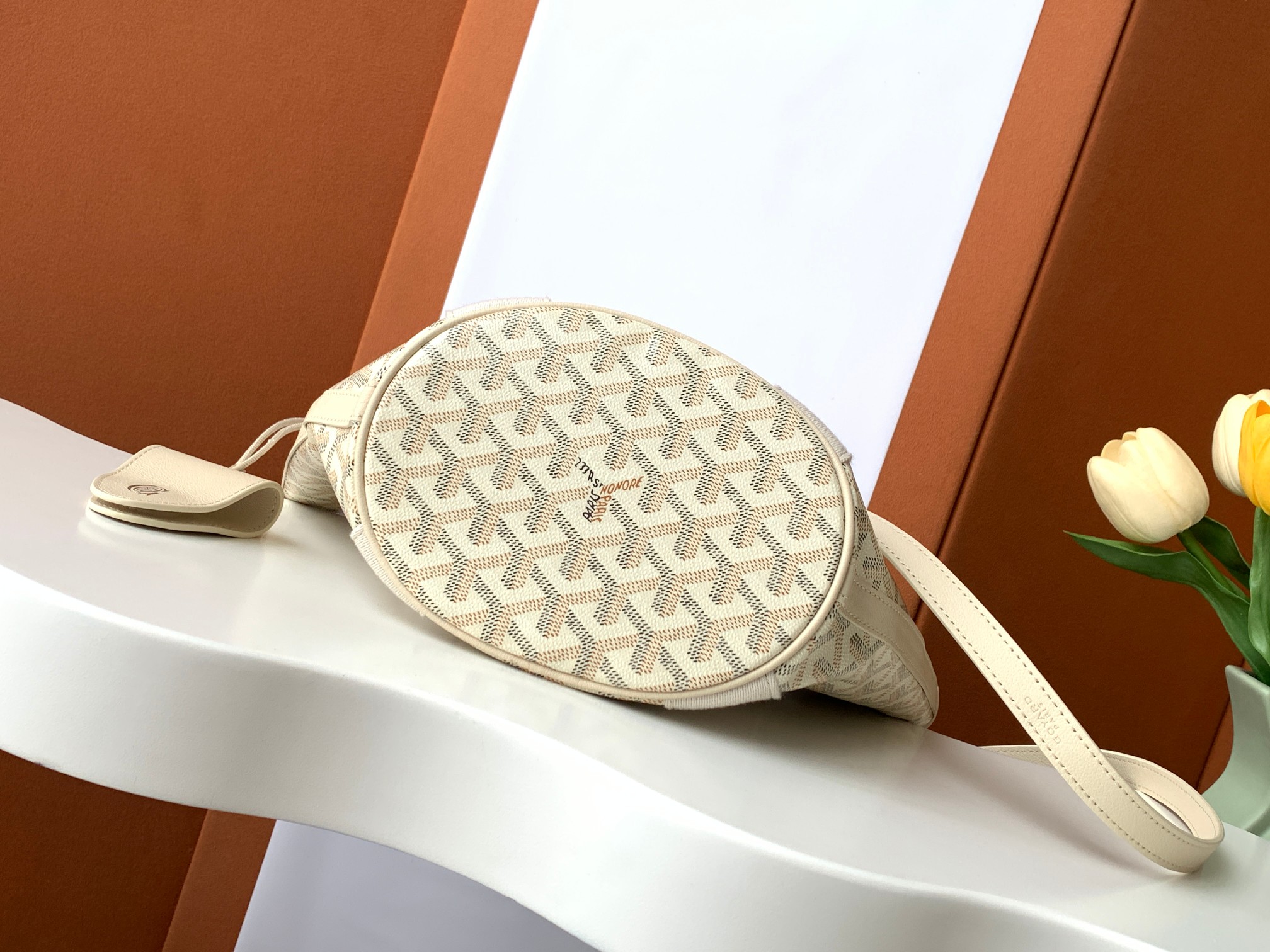 Goyard 限量版Belharra 小号包采用了 Goyardine 帆布的全新颜色：沙石色