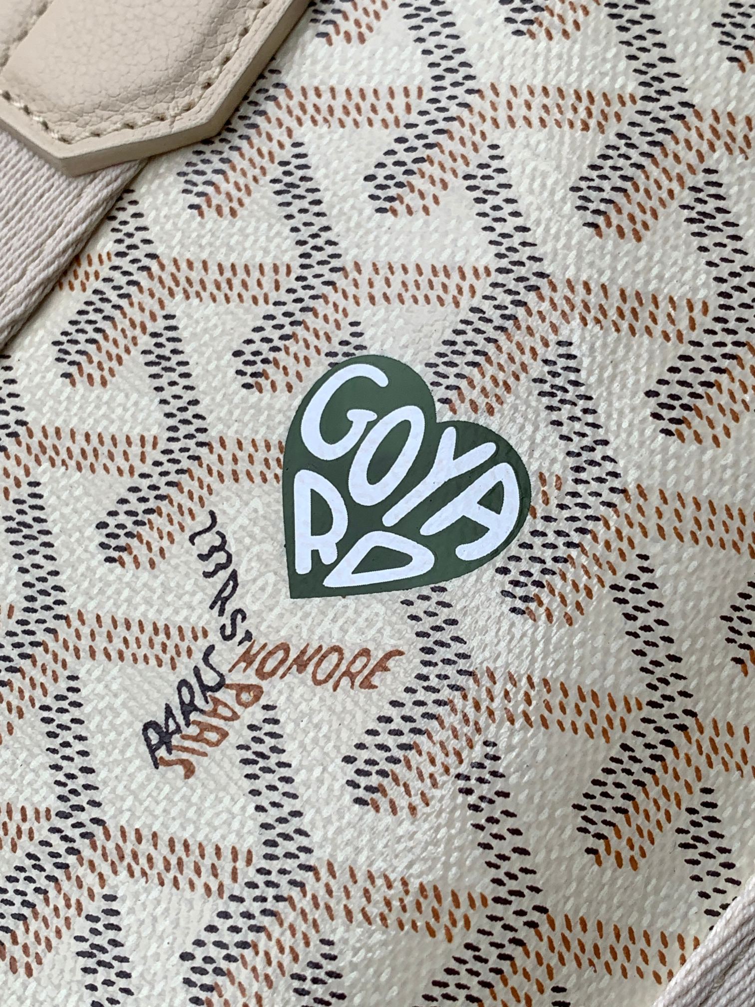 Goyard 限量版Belharra 小号包采用了 Goyardine 帆布的全新颜色：沙石色
