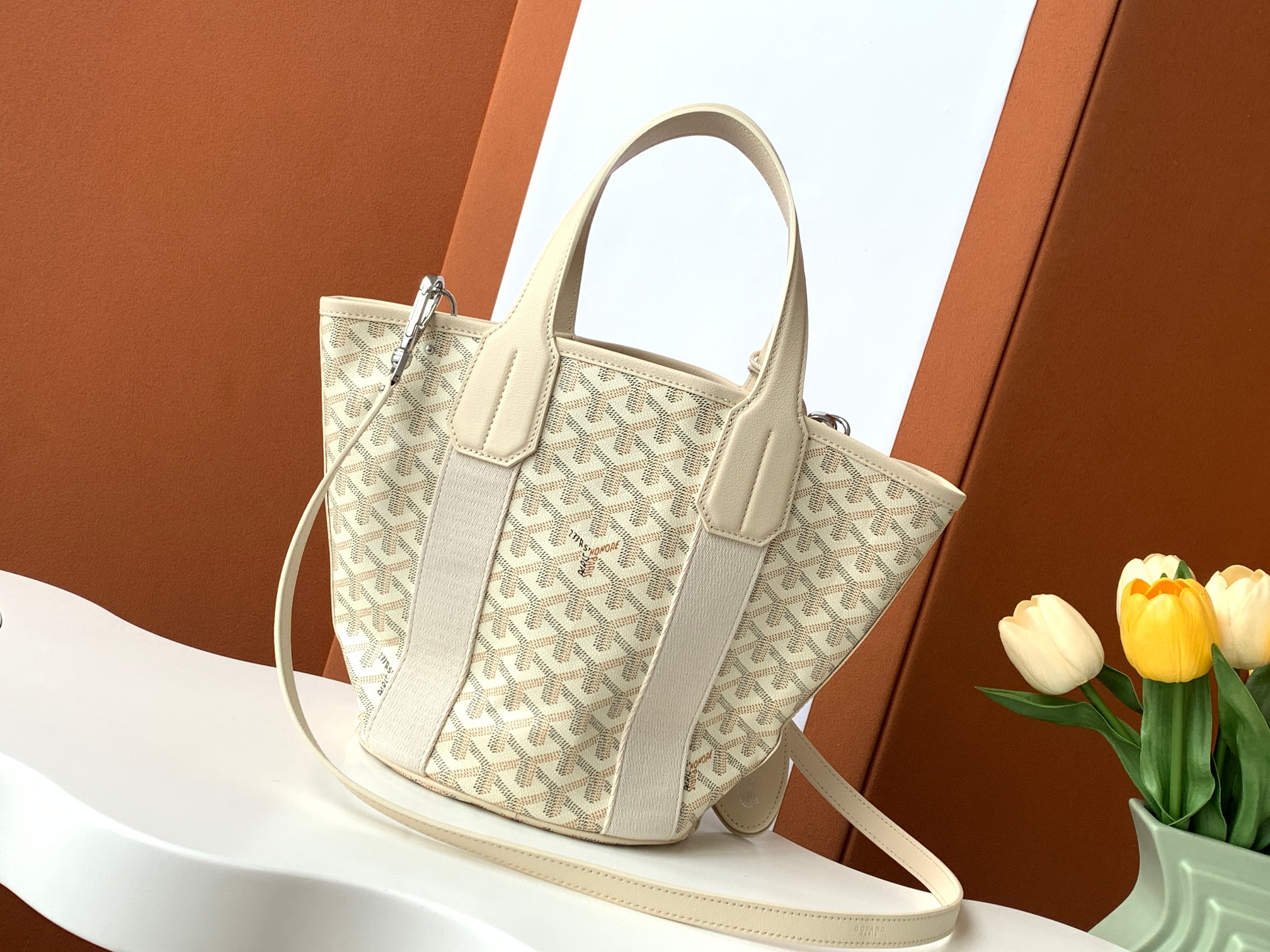 Goyard 限量版Belharra 小号包采用了 Goyardine 帆布的全新颜色：沙石色