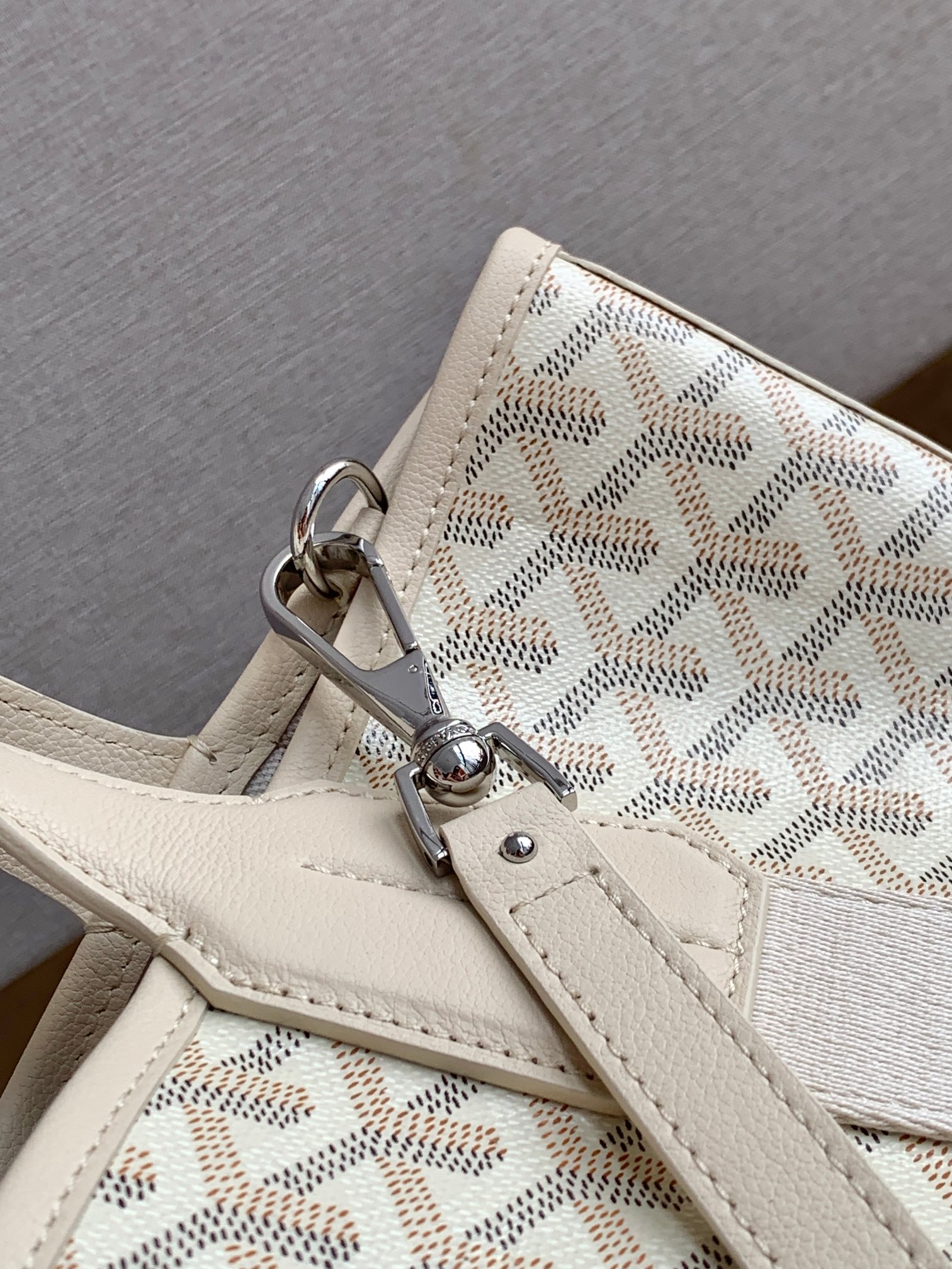 Goyard 限量版Belharra 小号包采用了 Goyardine 帆布的全新颜色：沙石色