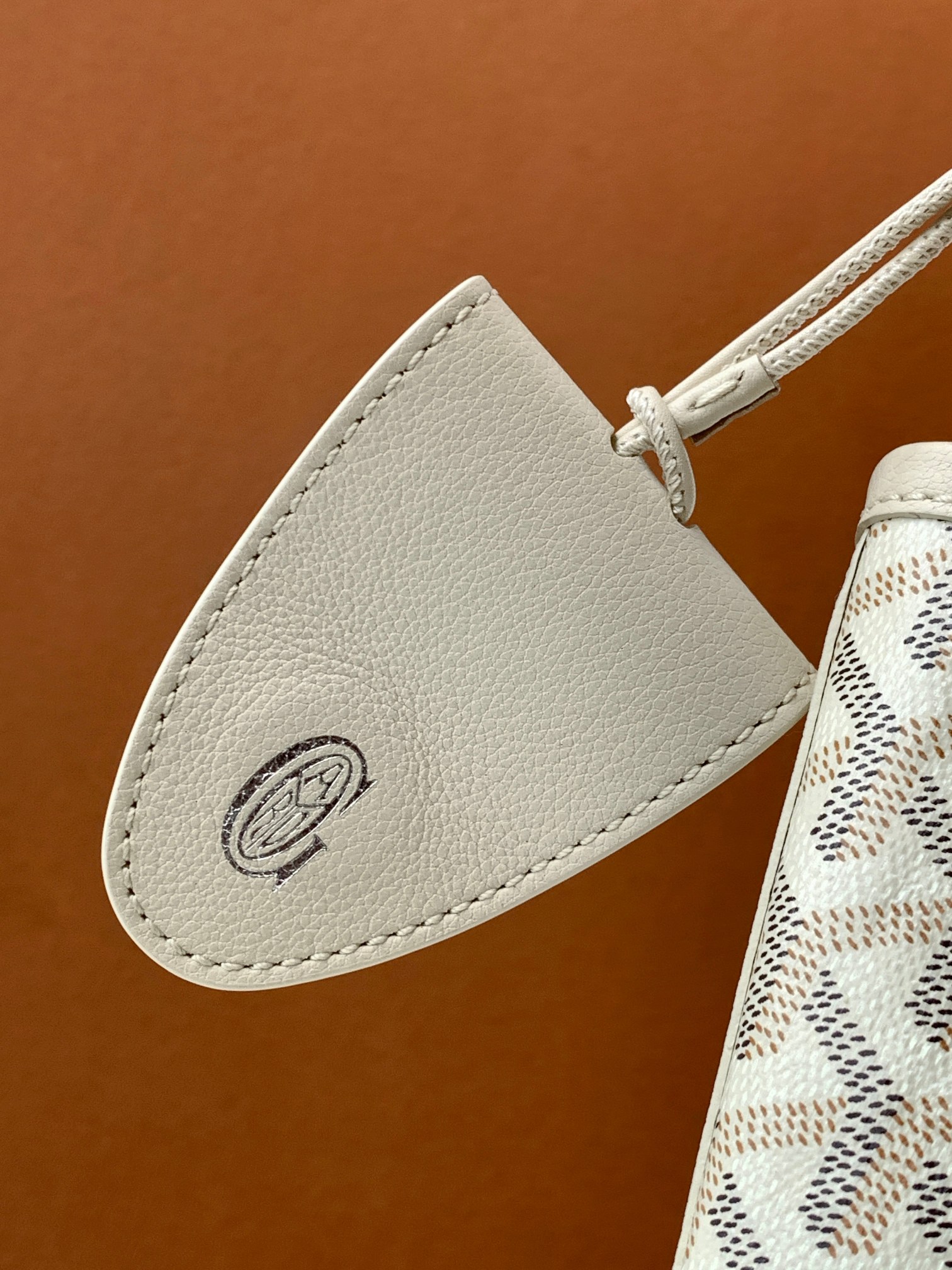 Goyard 限量版Belharra 小号包采用了 Goyardine 帆布的全新颜色：沙石色