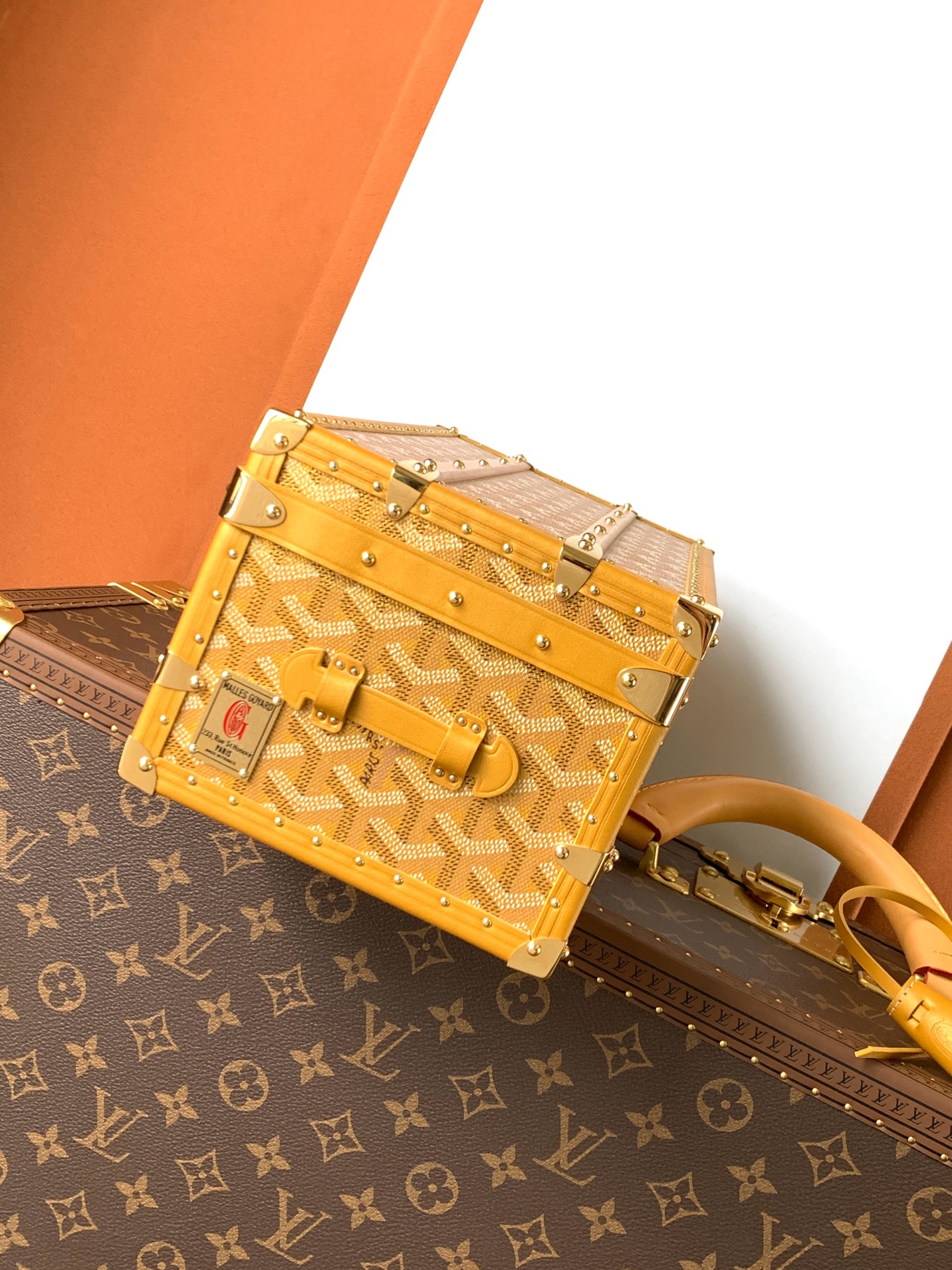 Goyard 352收纳箱是 COURRIER 收纳箱的微缩版本 彰显了 GOYARD 自创建以来坚守的传统技术