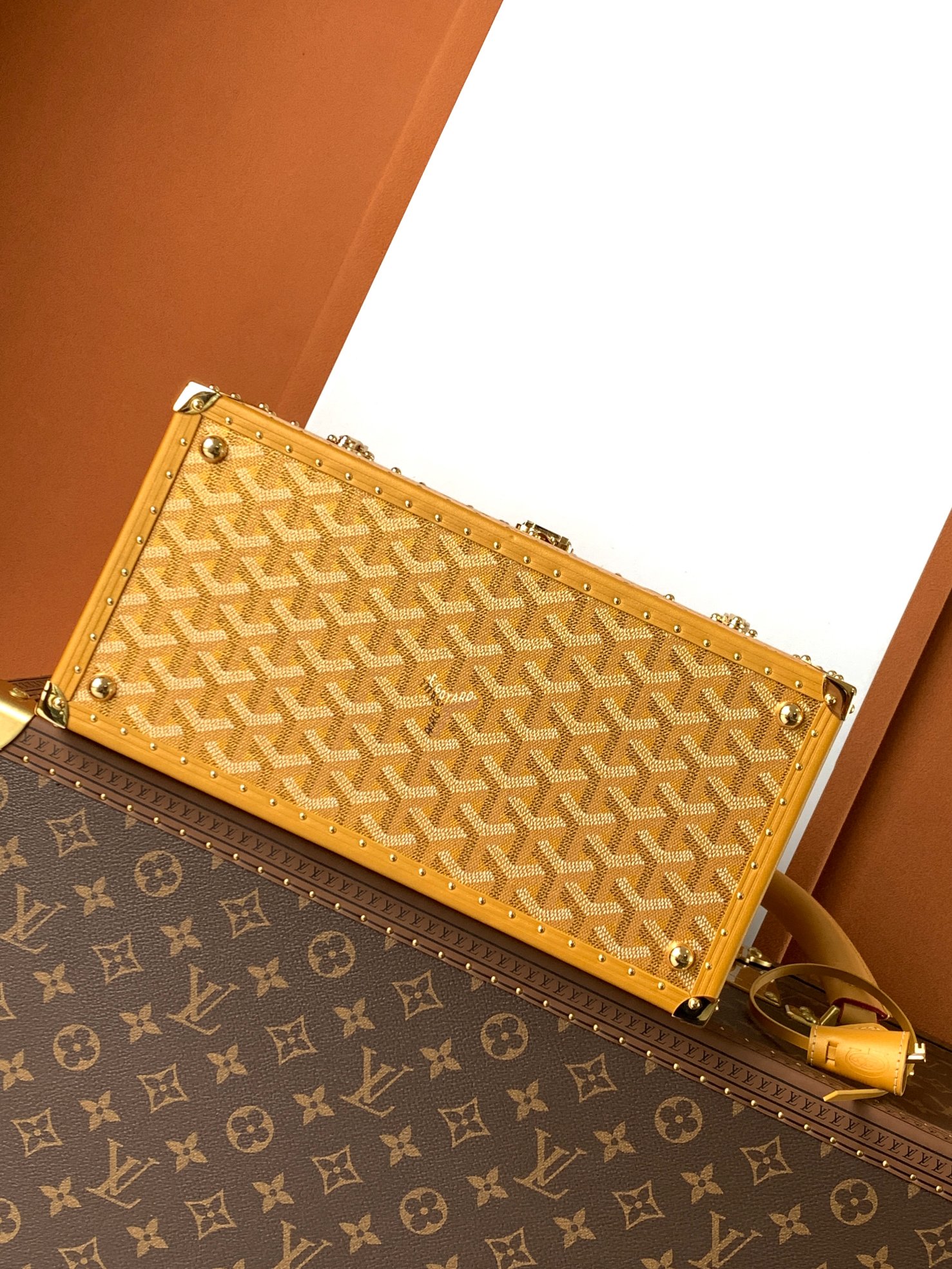 Goyard 352收纳箱是 COURRIER 收纳箱的微缩版本 彰显了 GOYARD 自创建以来坚守的传统技术