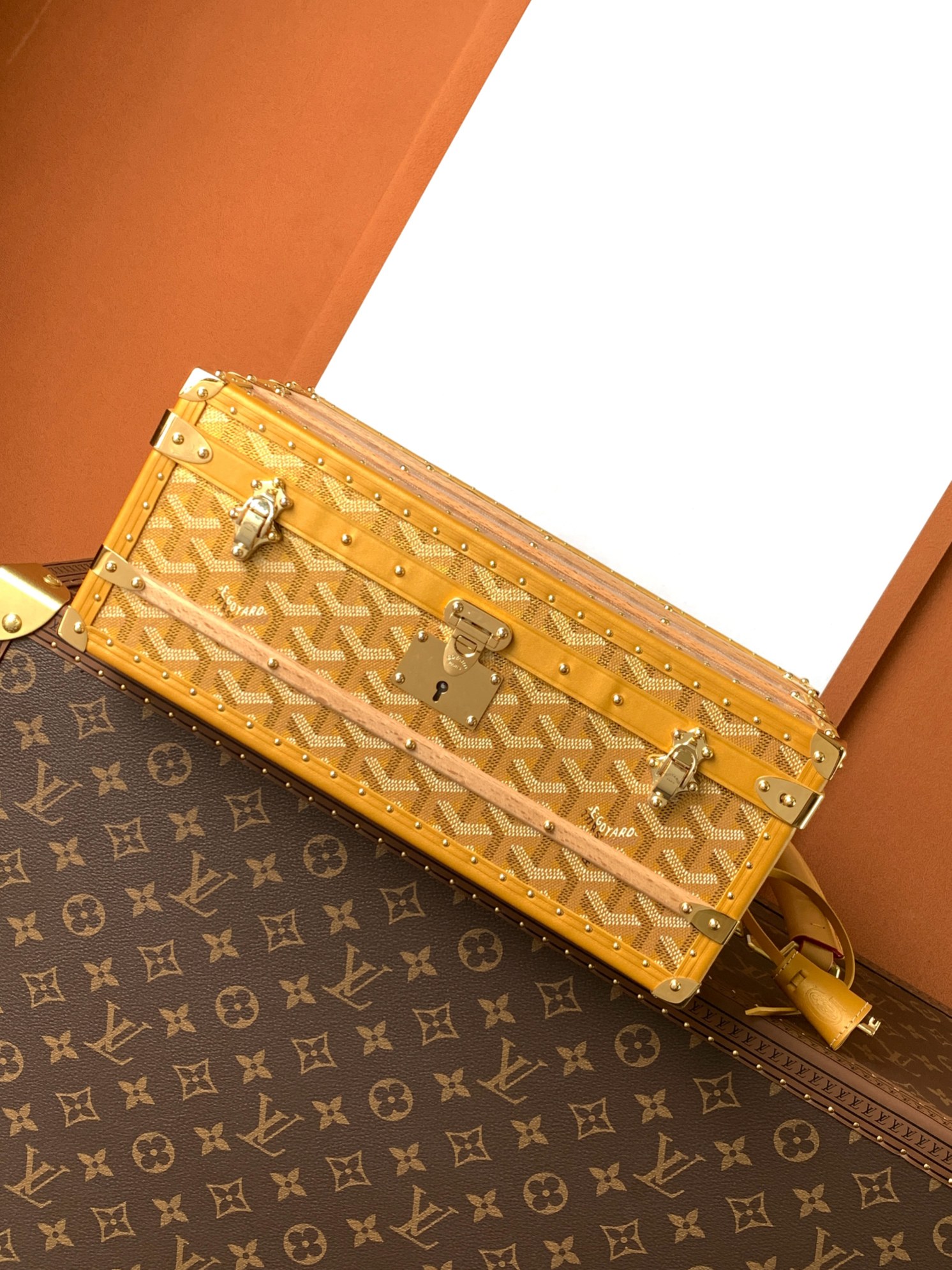 Goyard 352收纳箱是 COURRIER 收纳箱的微缩版本 彰显了 GOYARD 自创建以来坚守的传统技术