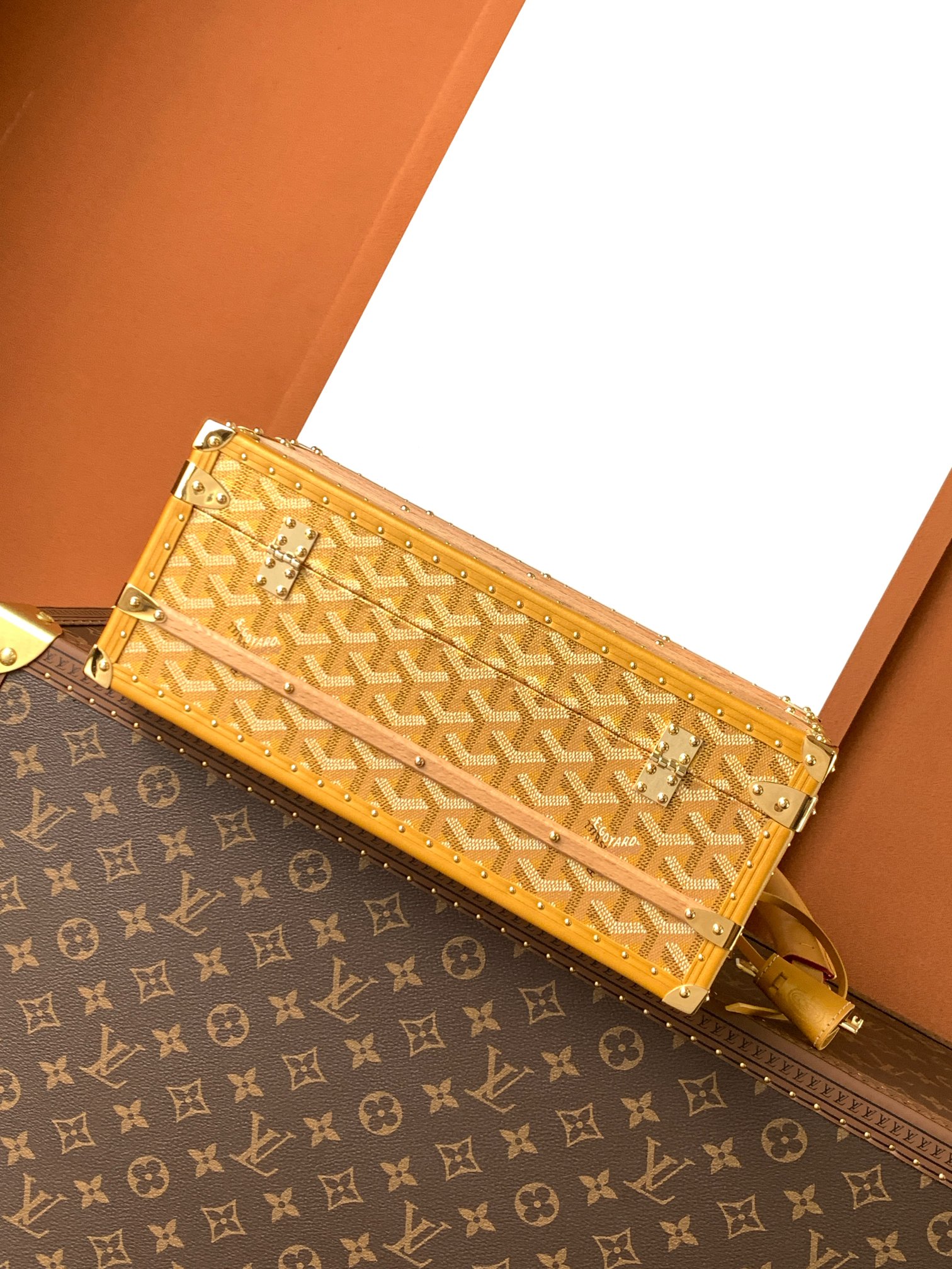 Goyard 352收纳箱是 COURRIER 收纳箱的微缩版本 彰显了 GOYARD 自创建以来坚守的传统技术