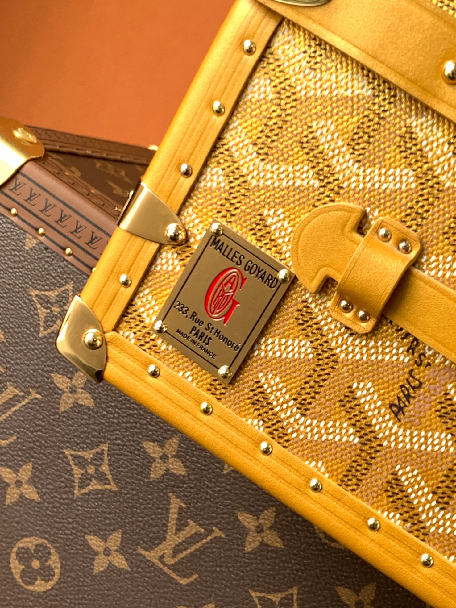 Goyard 352收纳箱是 COURRIER 收纳箱的微缩版本 彰显了 GOYARD 自创建以来坚守的传统技术