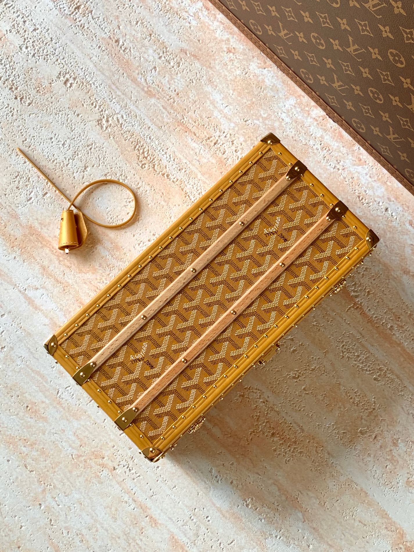Goyard 352收纳箱是 COURRIER 收纳箱的微缩版本 彰显了 GOYARD 自创建以来坚守的传统技术