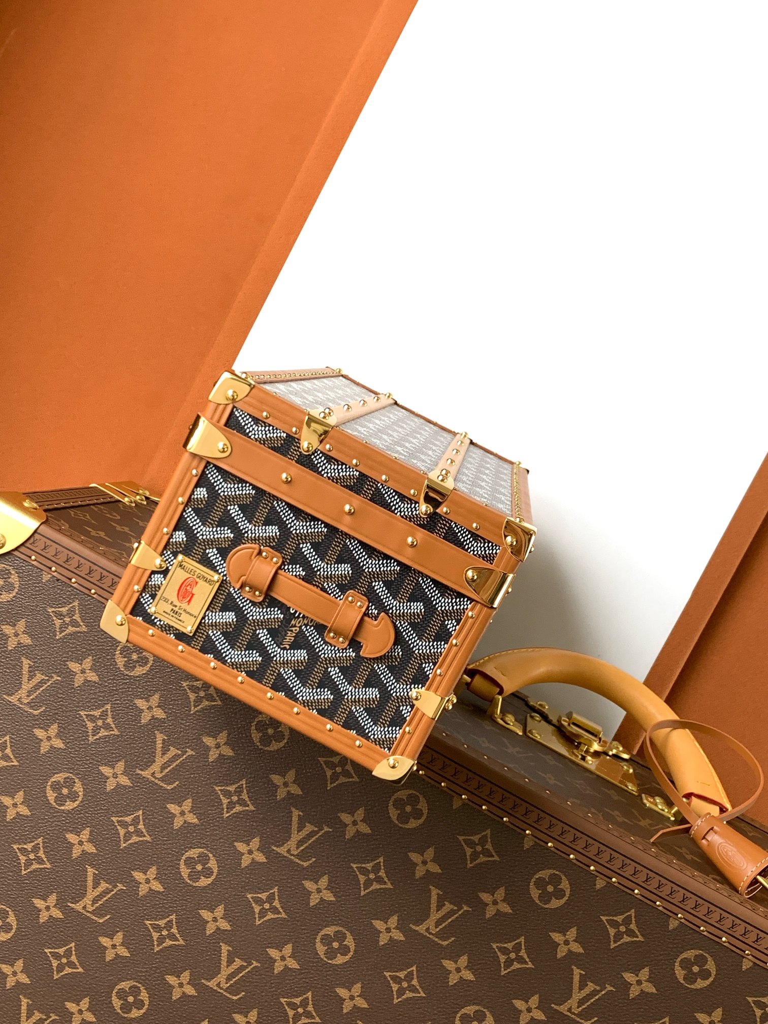 Goyard 352收纳箱是 COURRIER 收纳箱的微缩版本 彰显了 GOYARD 自创建以来坚守的传统技术