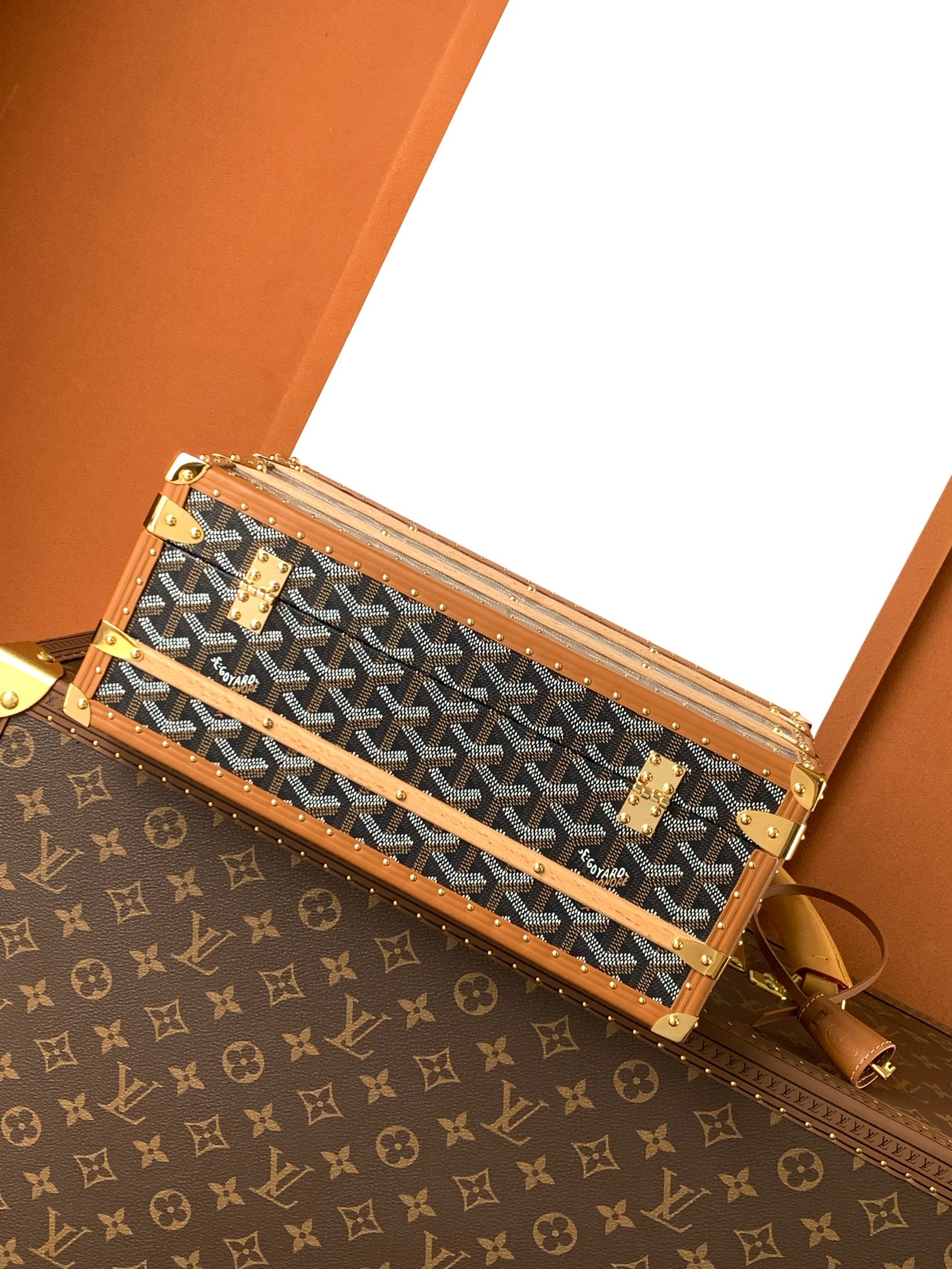 Goyard 352收纳箱是 COURRIER 收纳箱的微缩版本 彰显了 GOYARD 自创建以来坚守的传统技术