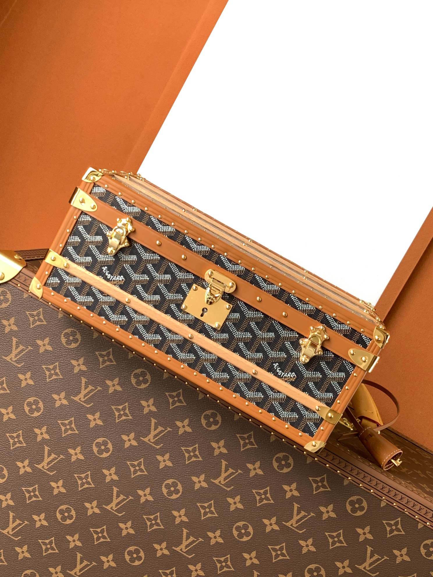 Goyard 352收纳箱是 COURRIER 收纳箱的微缩版本 彰显了 GOYARD 自创建以来坚守的传统技术