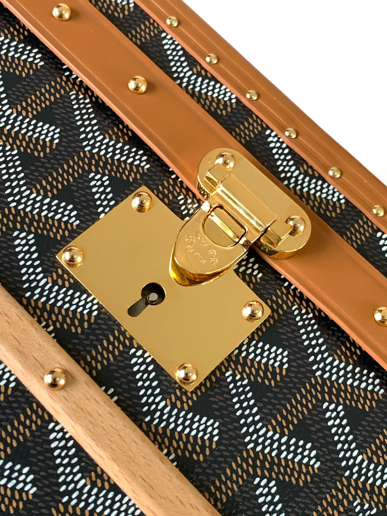 Goyard 352收纳箱是 COURRIER 收纳箱的微缩版本 彰显了 GOYARD 自创建以来坚守的传统技术