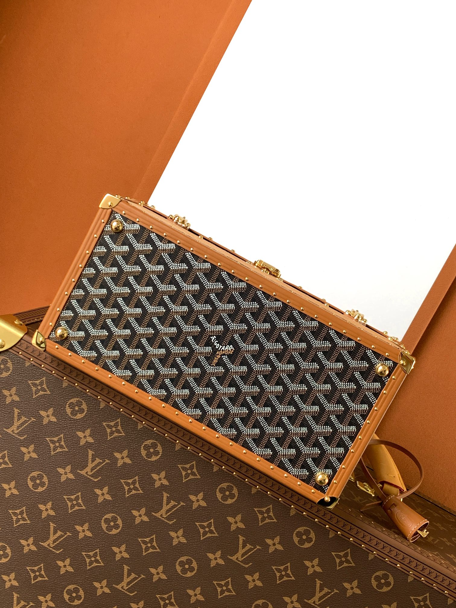 Goyard 352收纳箱是 COURRIER 收纳箱的微缩版本 彰显了 GOYARD 自创建以来坚守的传统技术