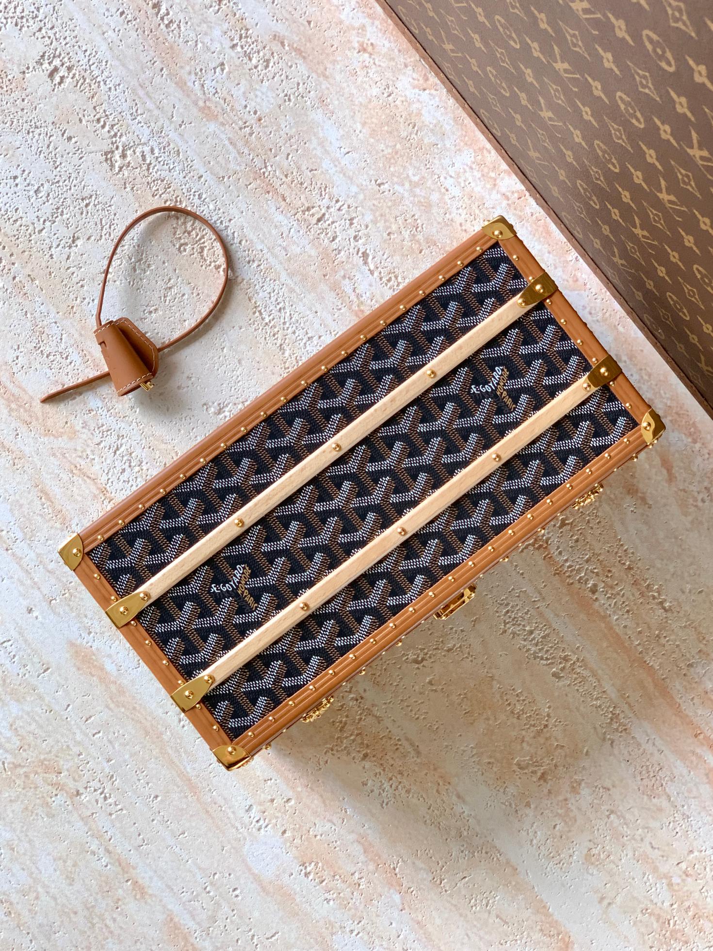 Goyard 352收纳箱是 COURRIER 收纳箱的微缩版本 彰显了 GOYARD 自创建以来坚守的传统技术