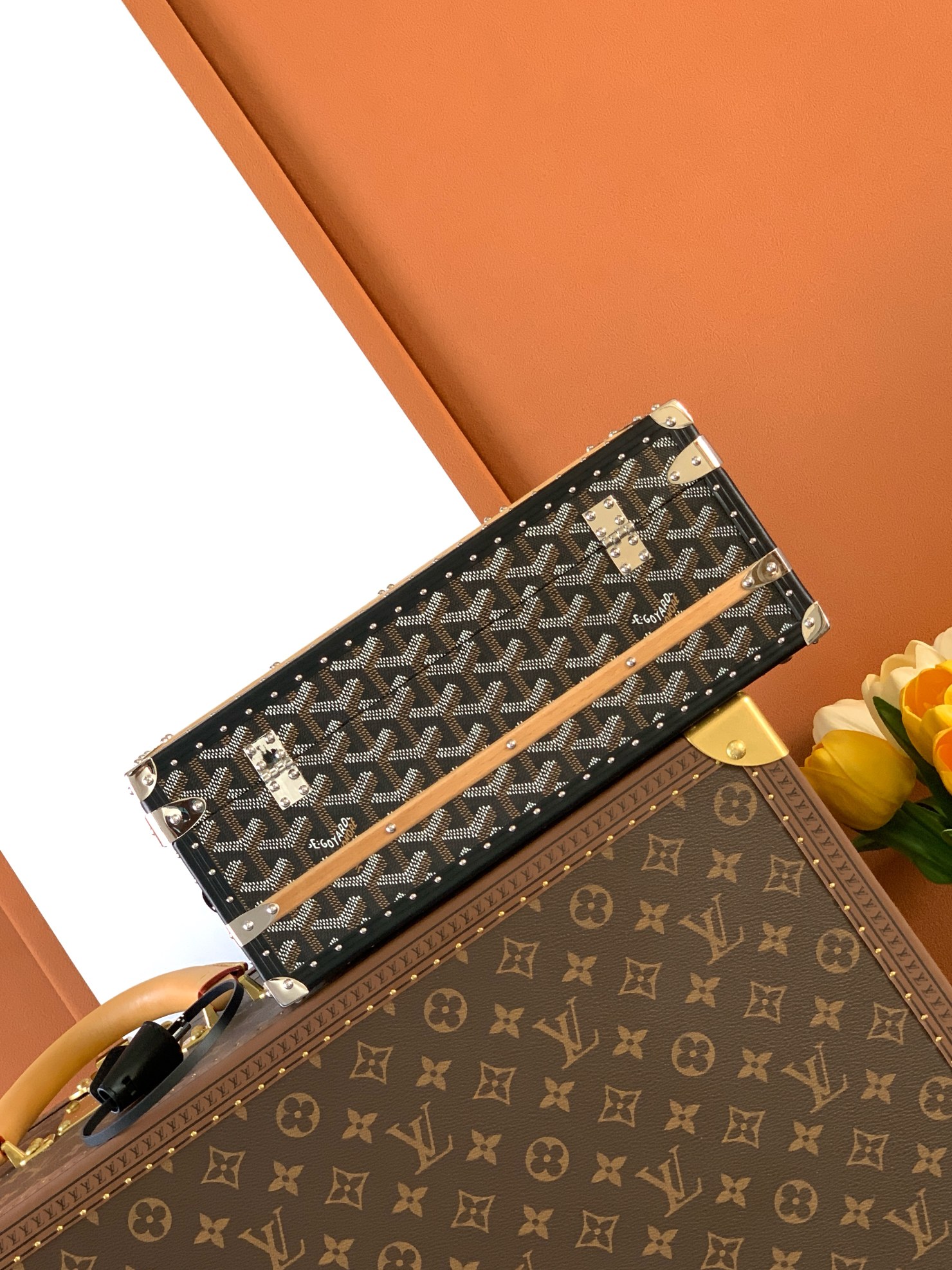 Goyard 352收纳箱是 COURRIER 收纳箱的微缩版本 彰显了 GOYARD 自创建以来坚守的传统技术