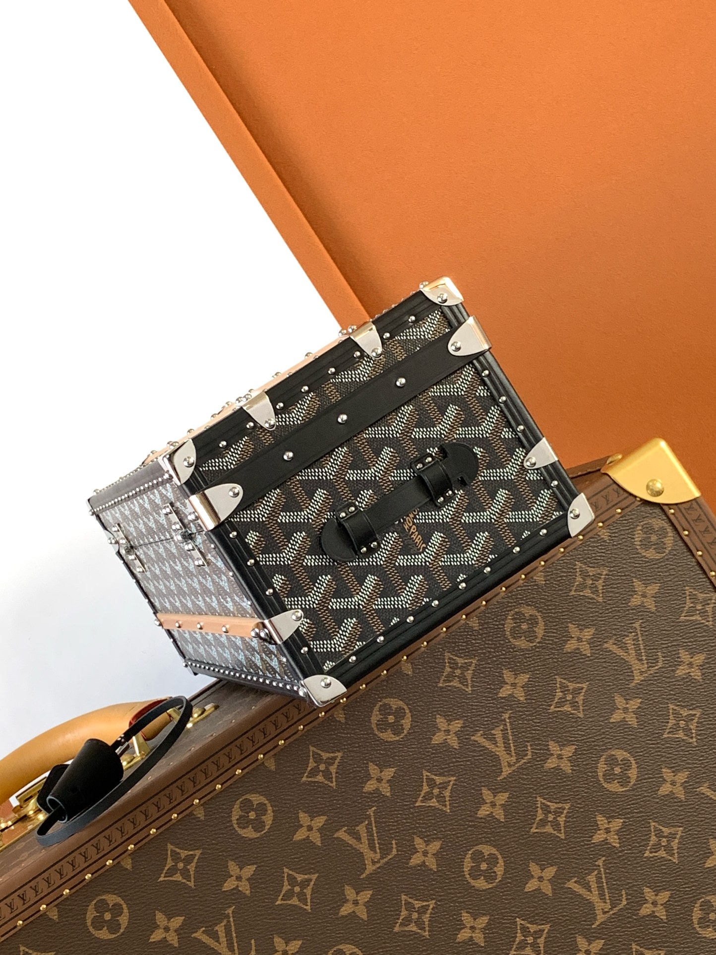 Goyard 352收纳箱是 COURRIER 收纳箱的微缩版本 彰显了 GOYARD 自创建以来坚守的传统技术