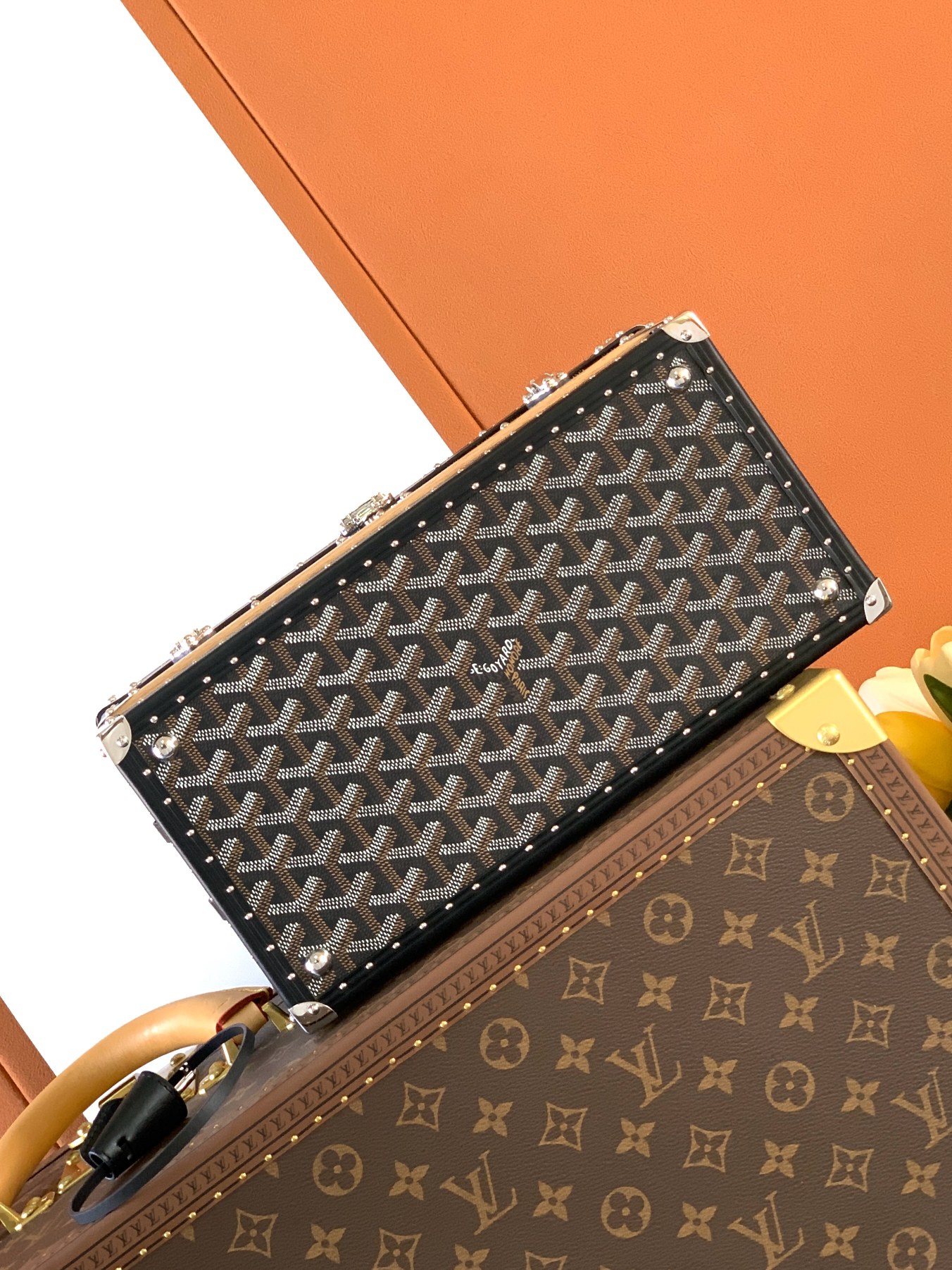 Goyard 352收纳箱是 COURRIER 收纳箱的微缩版本 彰显了 GOYARD 自创建以来坚守的传统技术