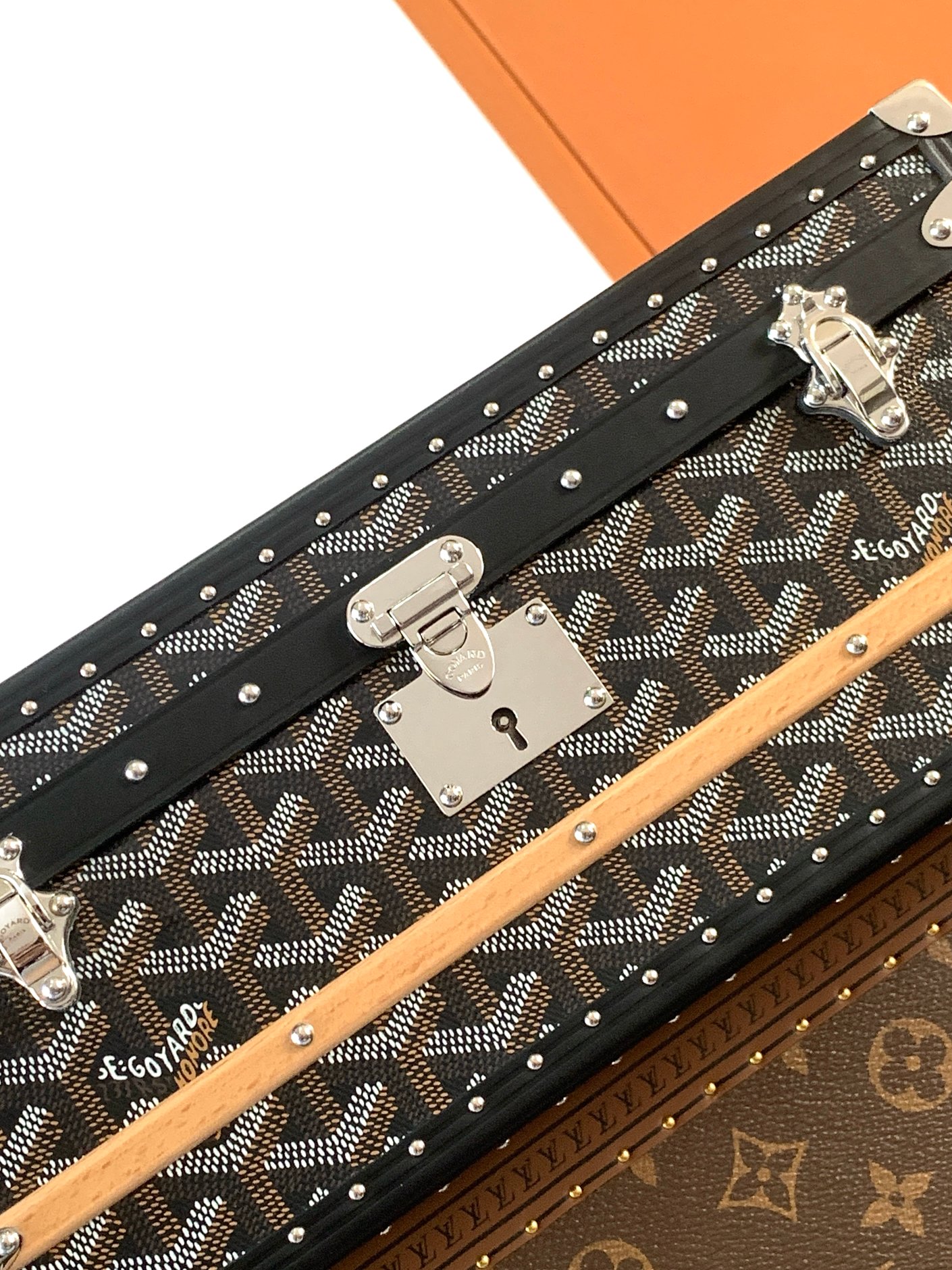 Goyard 352收纳箱是 COURRIER 收纳箱的微缩版本 彰显了 GOYARD 自创建以来坚守的传统技术