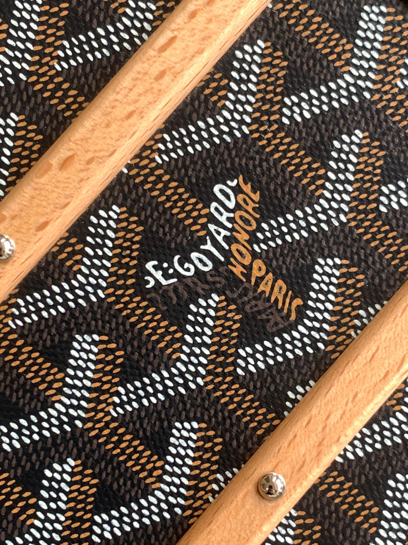 Goyard 352收纳箱是 COURRIER 收纳箱的微缩版本 彰显了 GOYARD 自创建以来坚守的传统技术