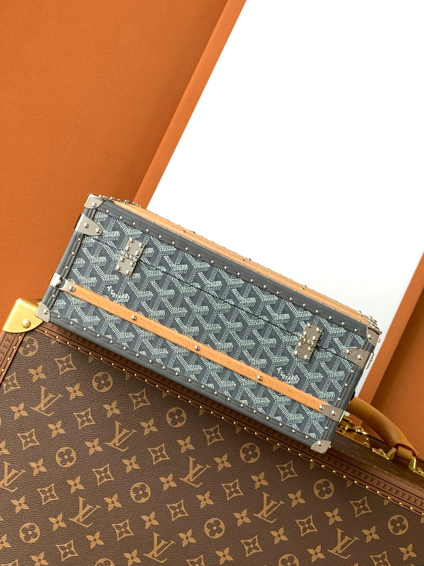 Goyard 352收纳箱是 COURRIER 收纳箱的微缩版本 彰显了 GOYARD 自创建以来坚守的传统技术