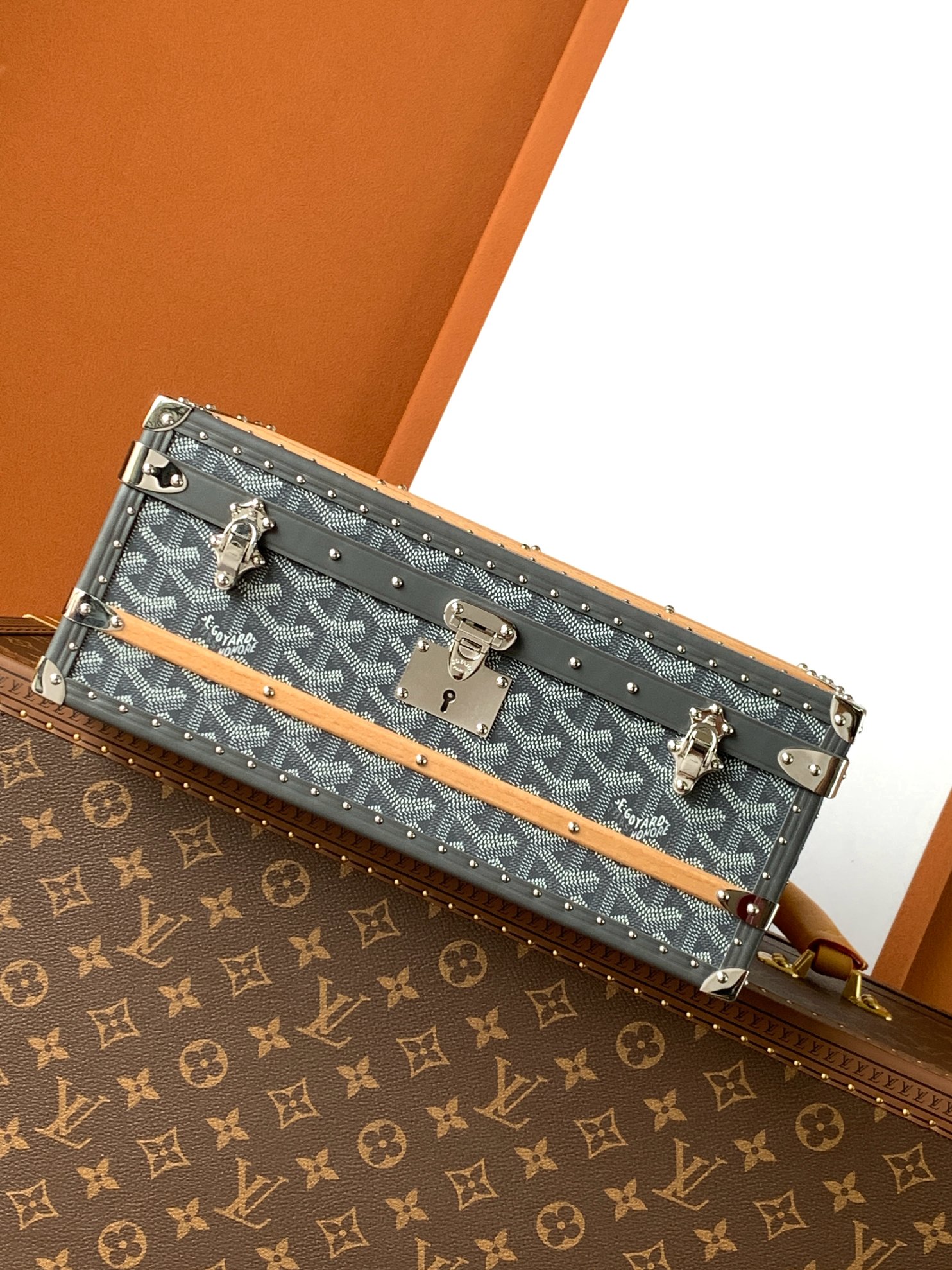 Goyard 352收纳箱是 COURRIER 收纳箱的微缩版本 彰显了 GOYARD 自创建以来坚守的传统技术