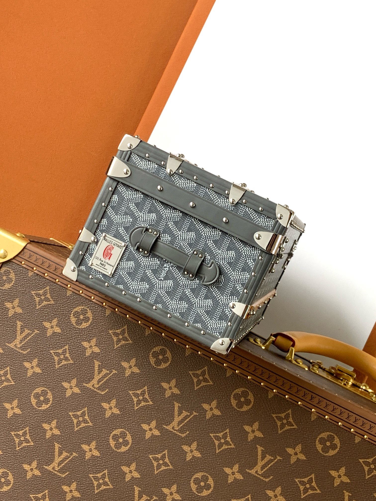 Goyard 352收纳箱是 COURRIER 收纳箱的微缩版本 彰显了 GOYARD 自创建以来坚守的传统技术